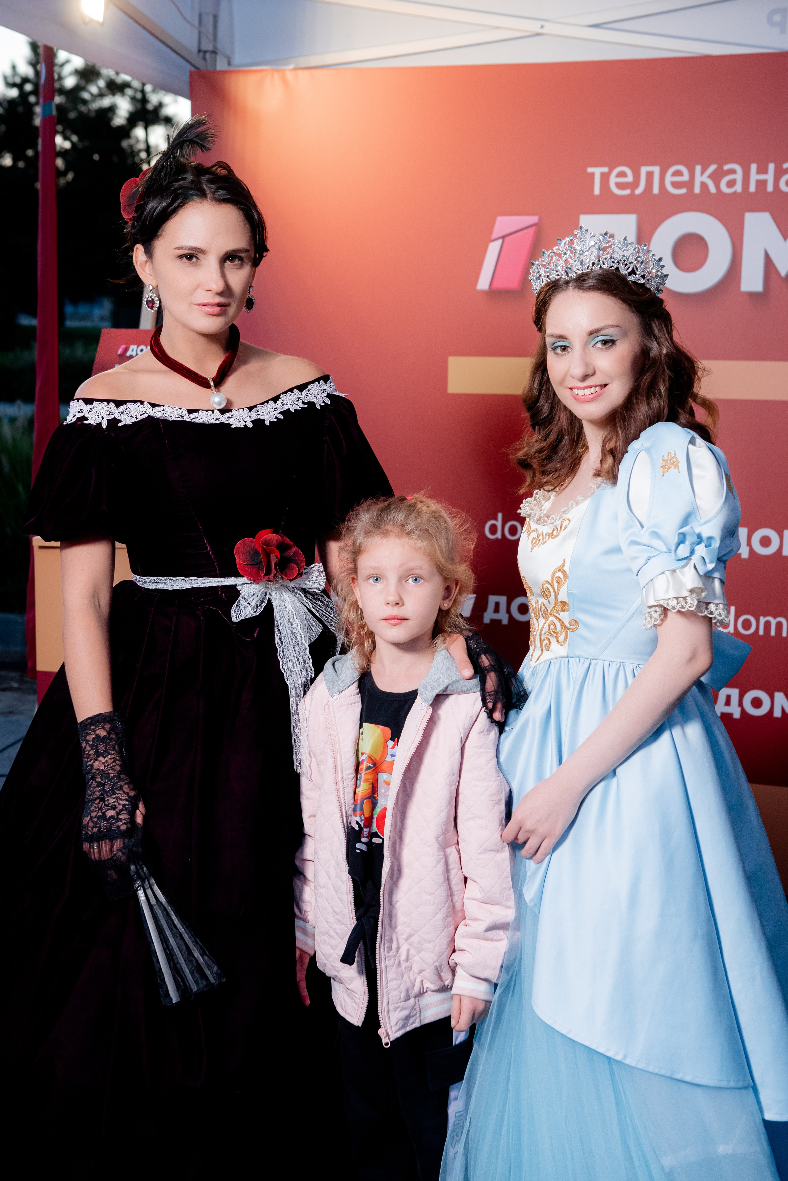 Портретные фото с артистами в палатке Триколор Дом Кинов на день города Волгоград. Фотограф в Волгограде и Волжском Александр Горбань