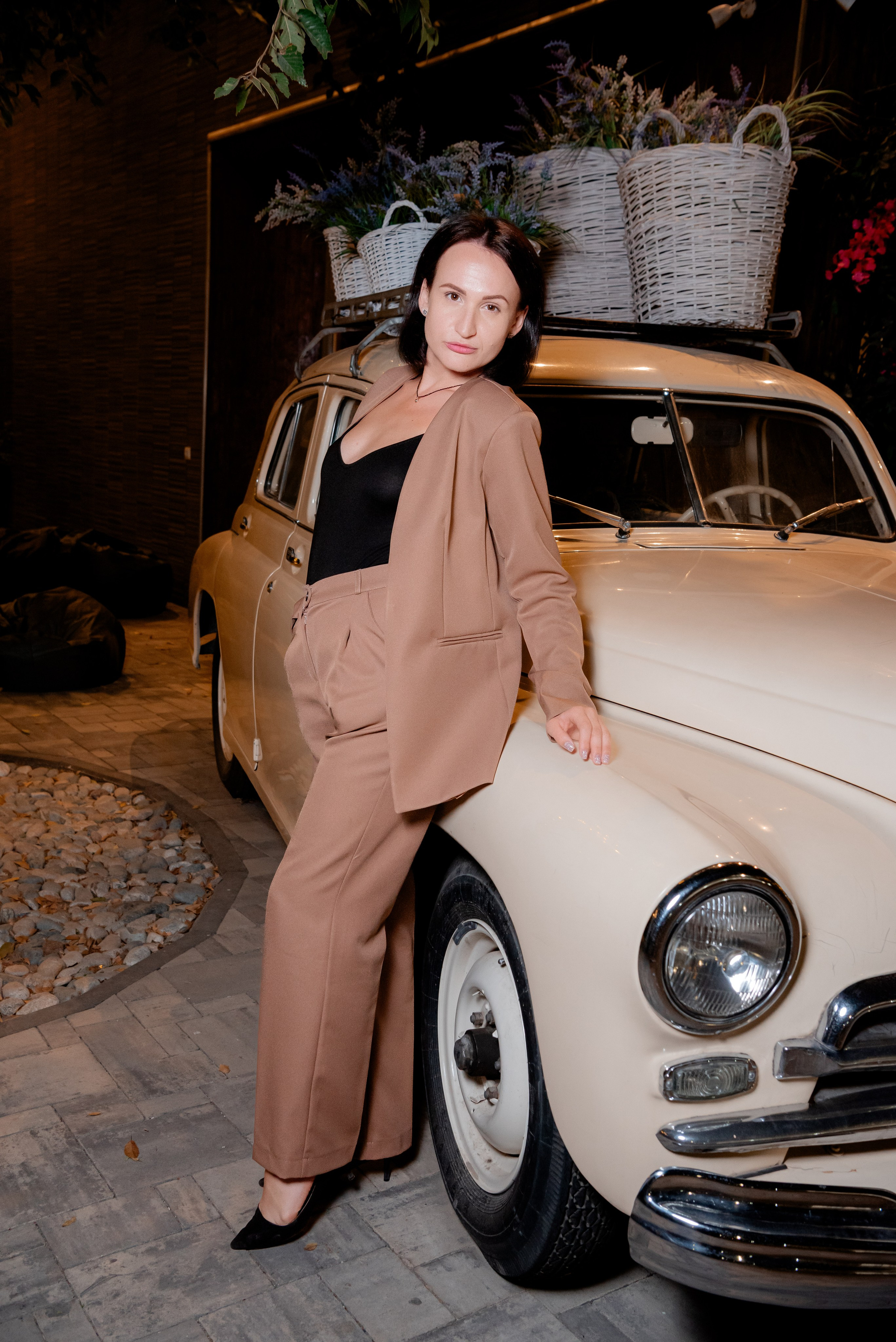 Красивая девушка и автомобиль победа