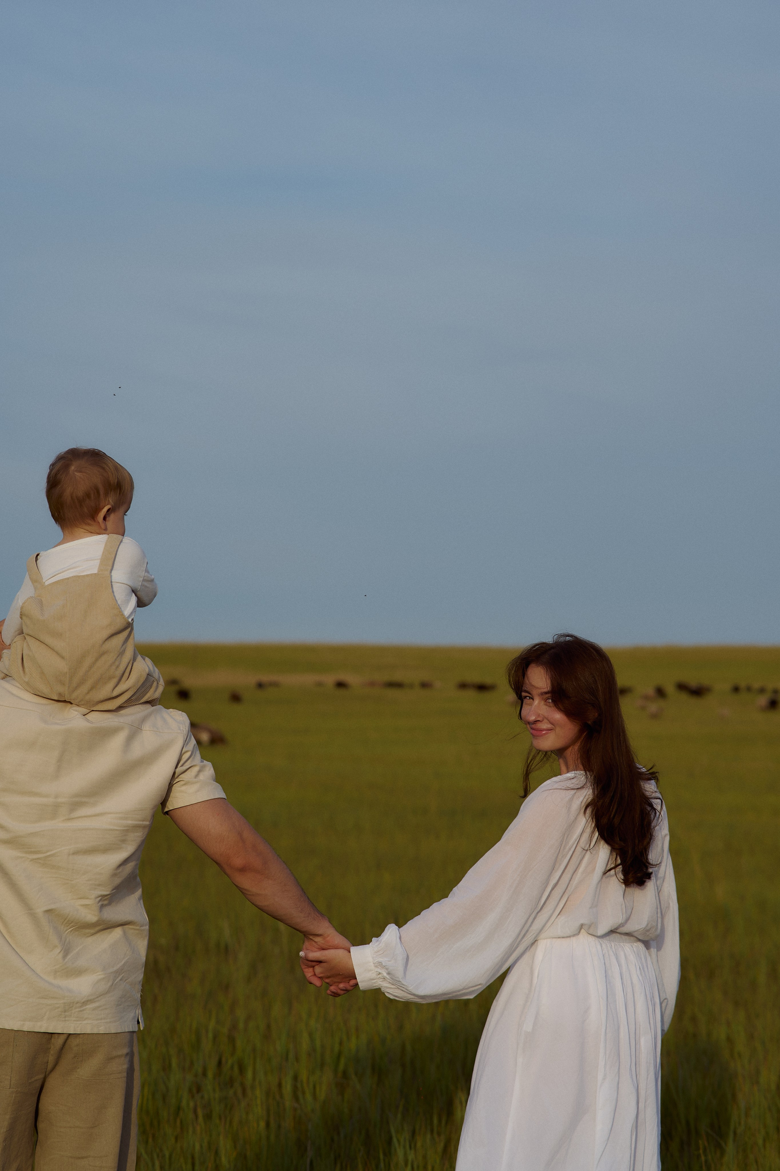 Шамиль, Аня и Марс в поле с барашками. Семейный и свадебный lifestyle-фотограф в Москве Мария Петрова