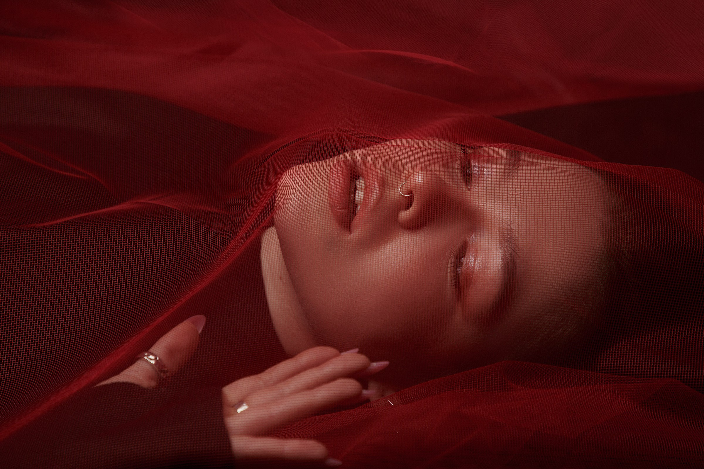 Фотосессия с красной тканью для Алены