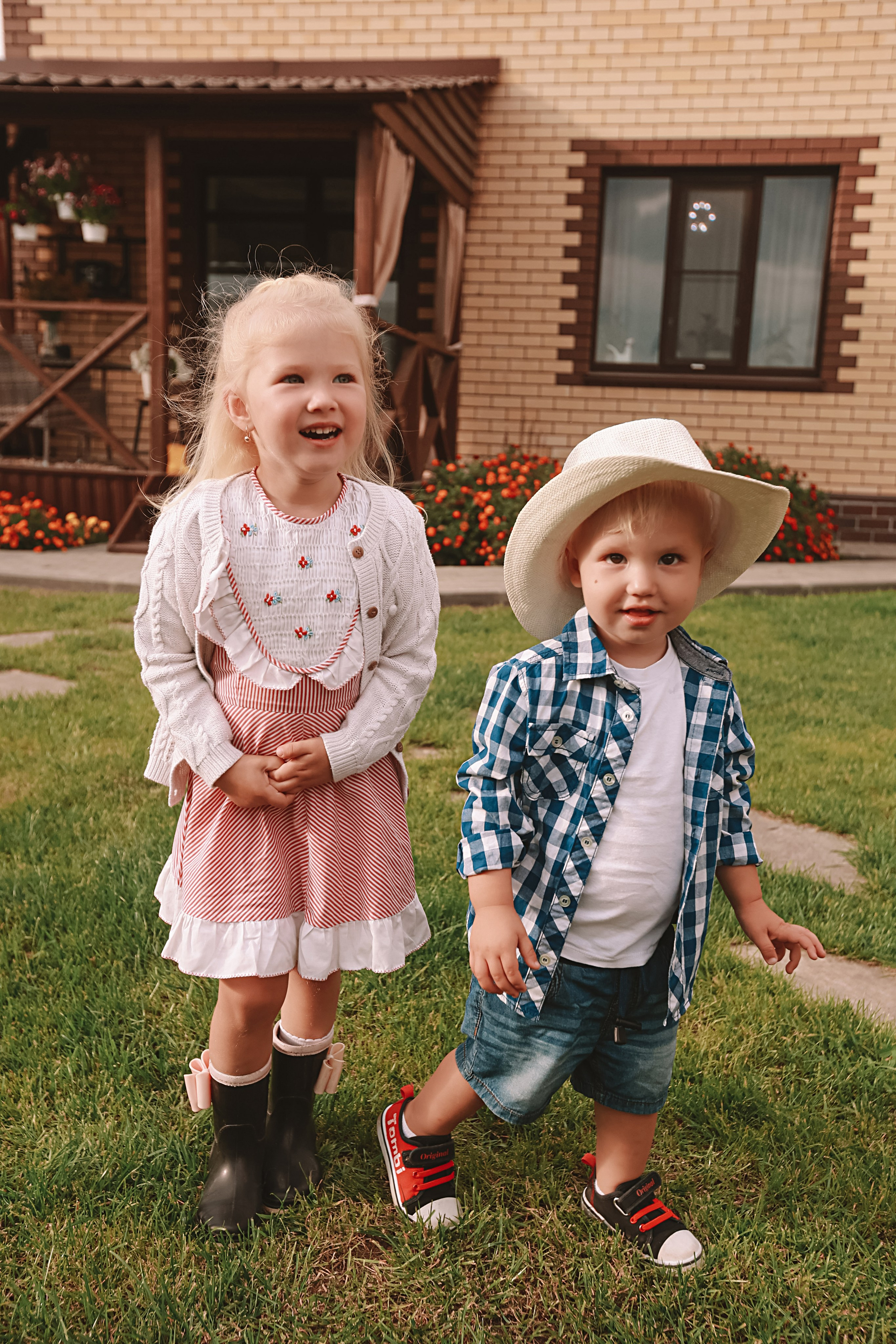 У дома. Семейный фотограф Тюмень, фотограф на роды Салмина Мария