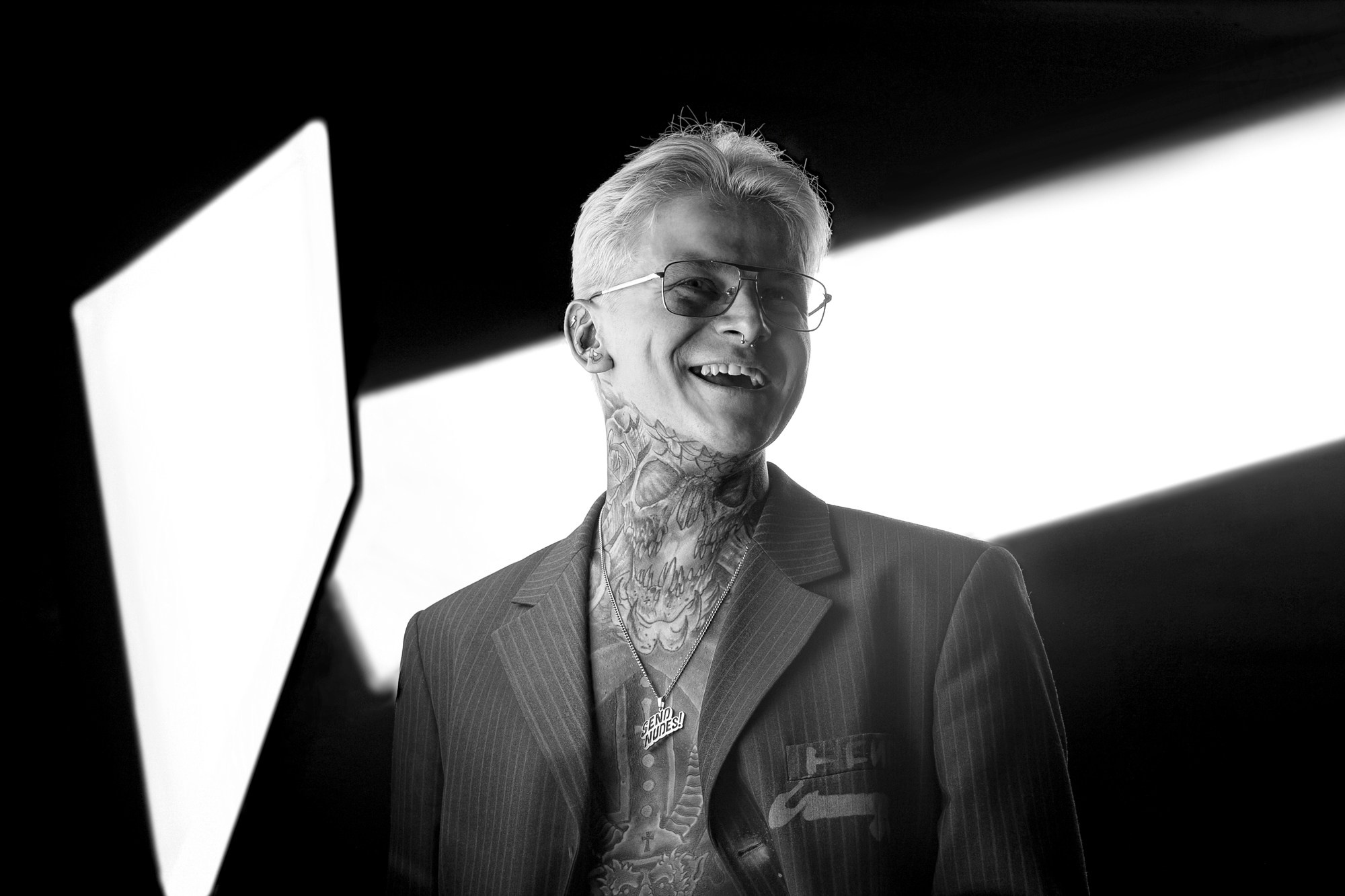 мужской эмоциональный портрет ,чб, улыбка,зубы,нуар