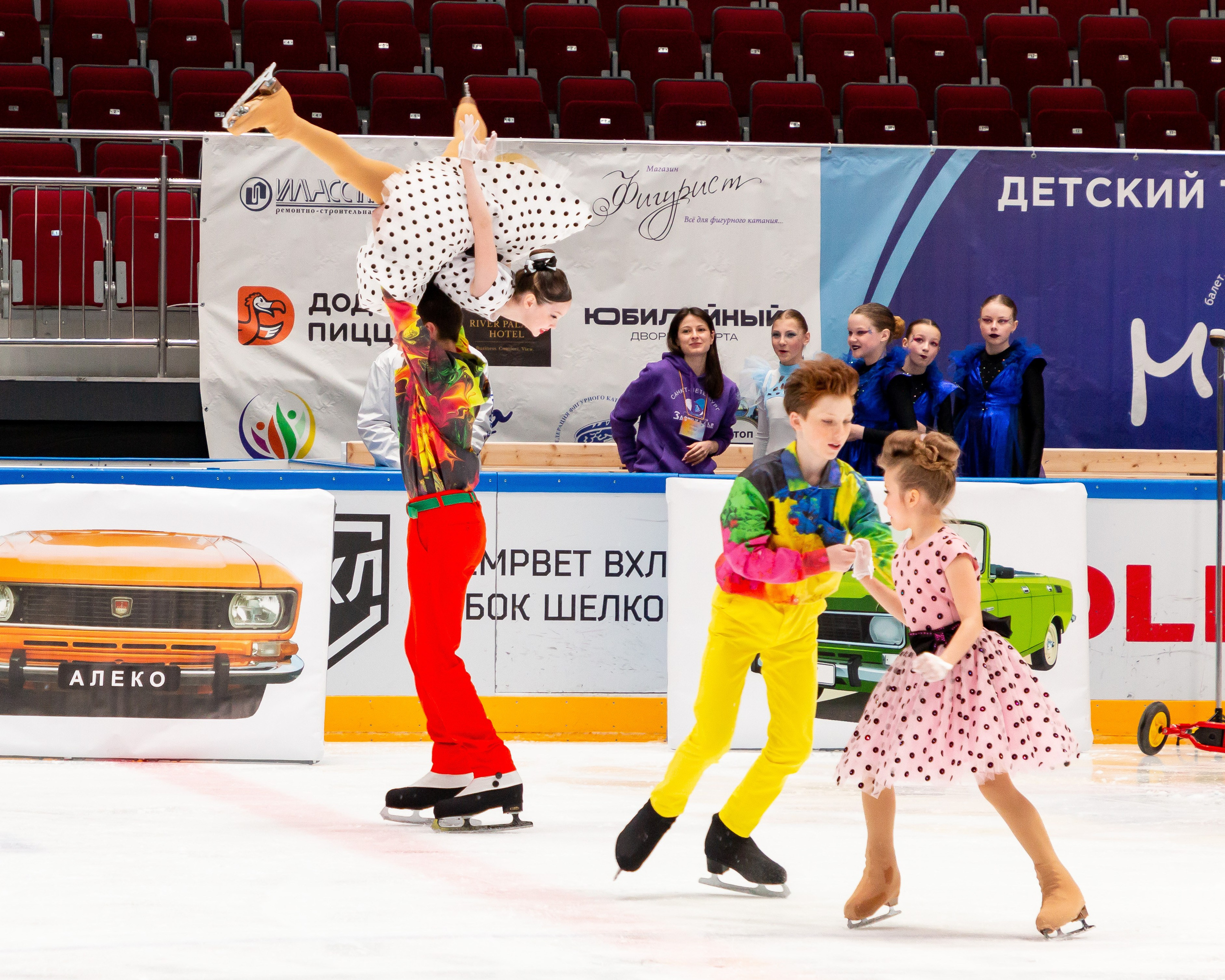 VII Ежегодный фестиваль массовых танцев на льду и фигурного катания «Петровский лёд» Санкт-Петербург 2024. Репортажный фотограф в Москве