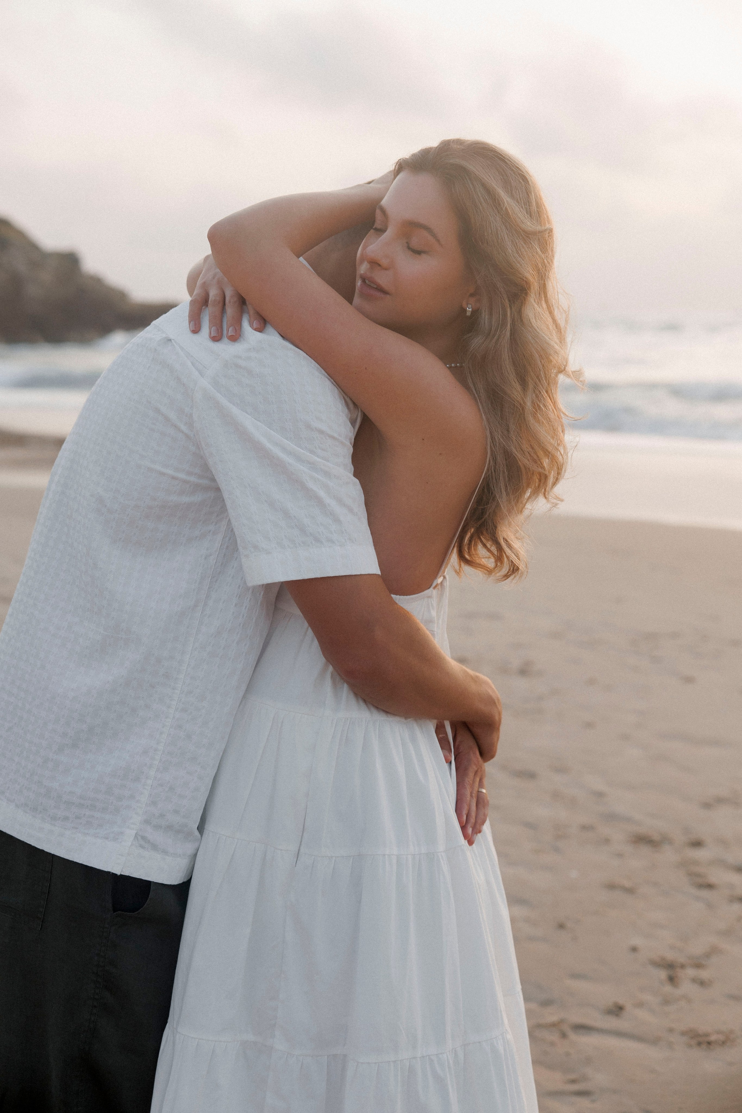 Pregnancy photoshoot near the sea (cloudy weather). Главная