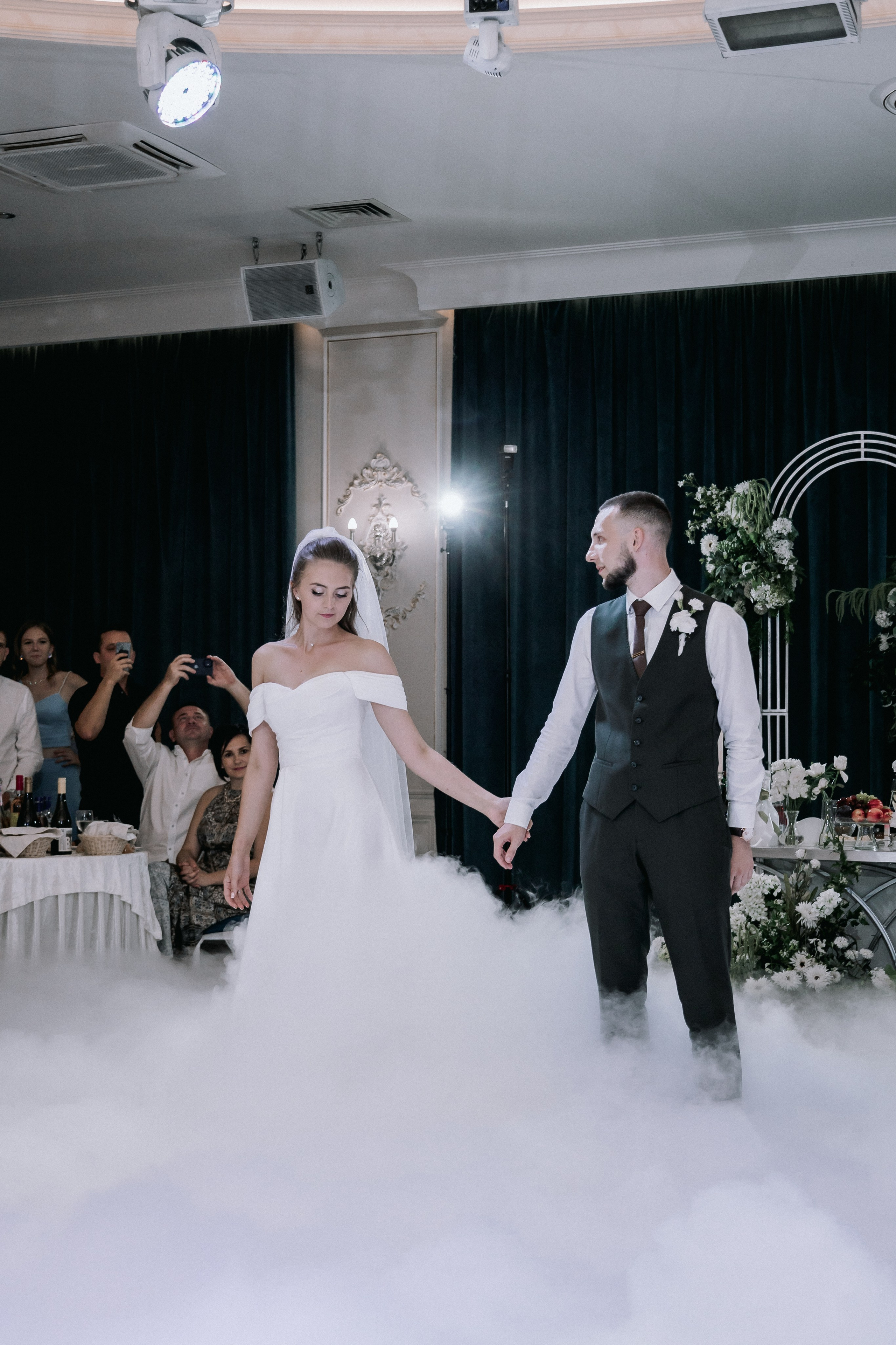 Свадебная прогулка. Эвелина и Дмитрий. Свадебная фотография. Арина Рубах