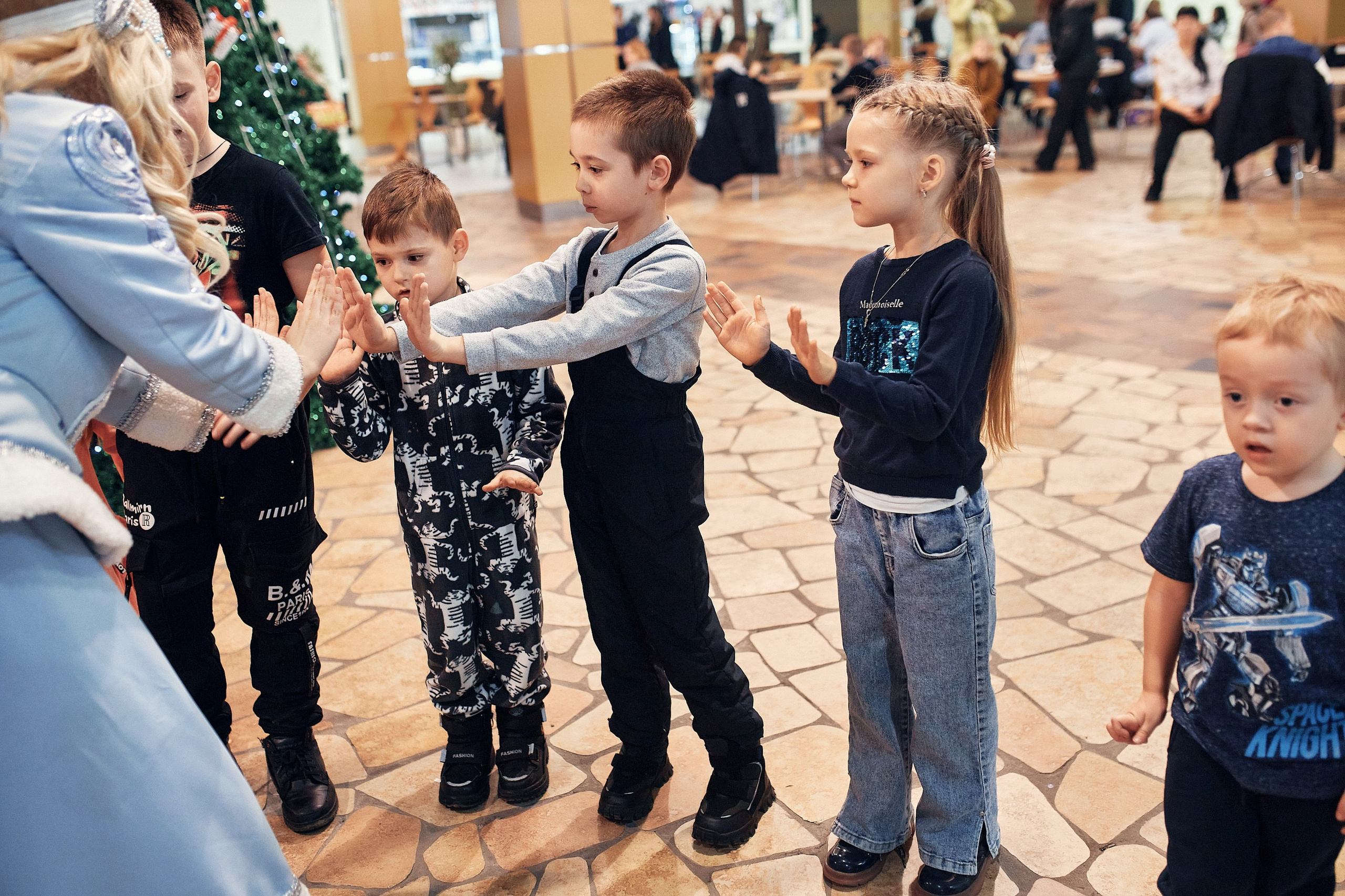 Детский новогодний праздник в ТЦ Июнь. Семейный и репортажной фотограф в Красноярске и Москве Виктор Бабинцев