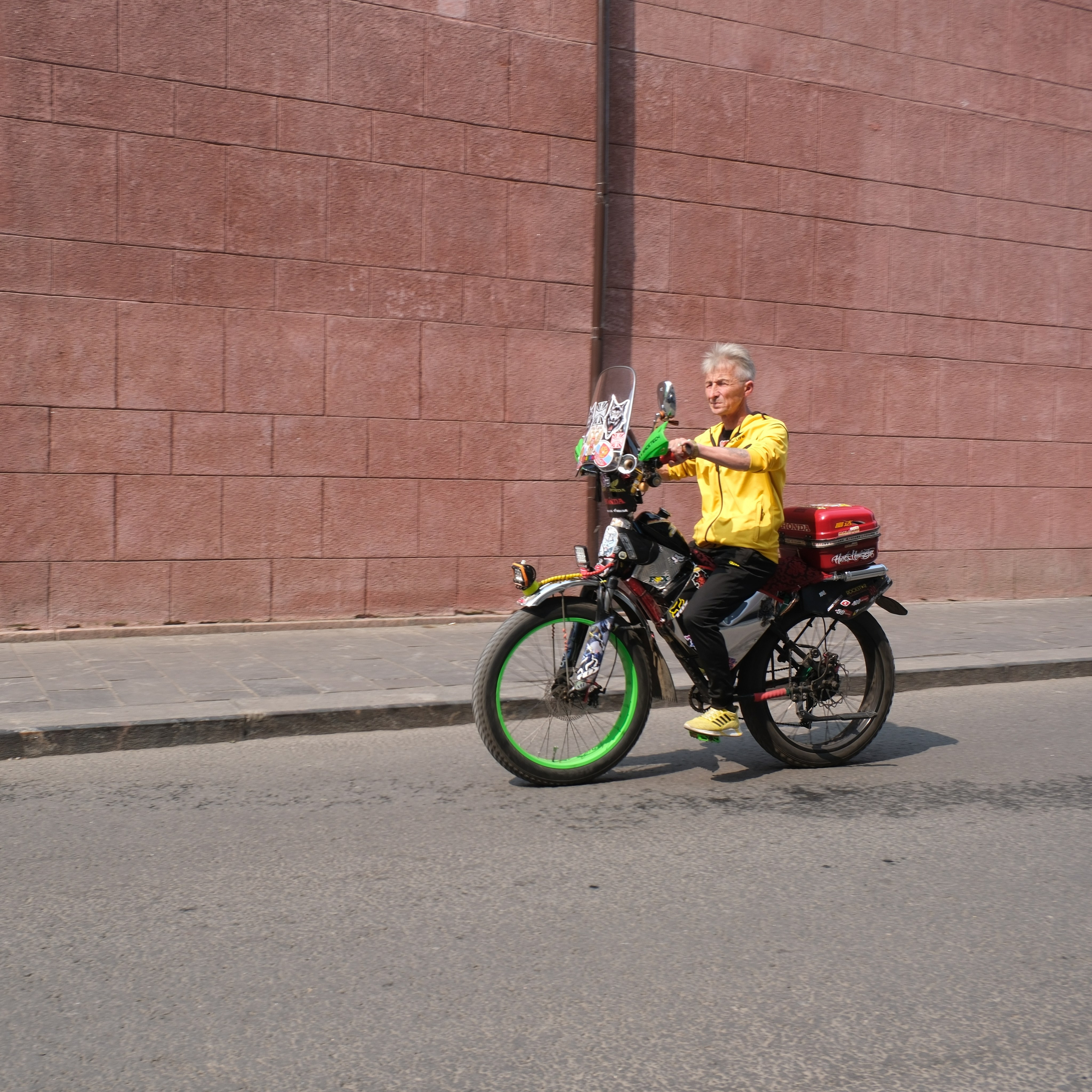 Улица, люди, жизнь…