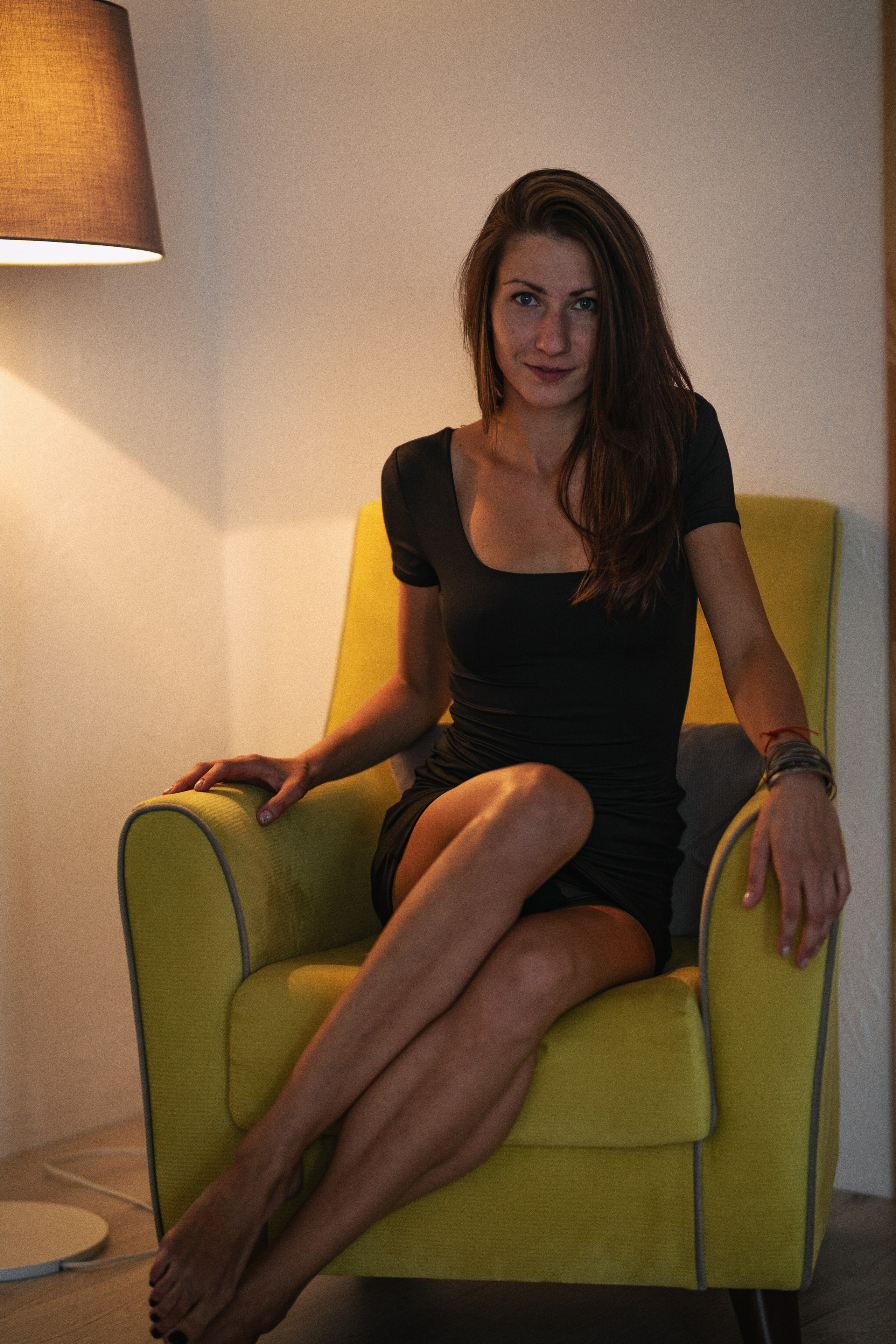 Снимок во время отдыха между образами. Валентина сидела в кресле, из окна падал холодный свет, а сбоку светил теплый свет лампы, я на скидку сделал несколько кадров.