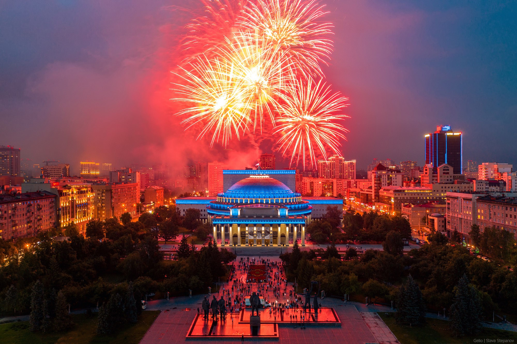 Новосибирск, салют в центре, праздник, фейерверк