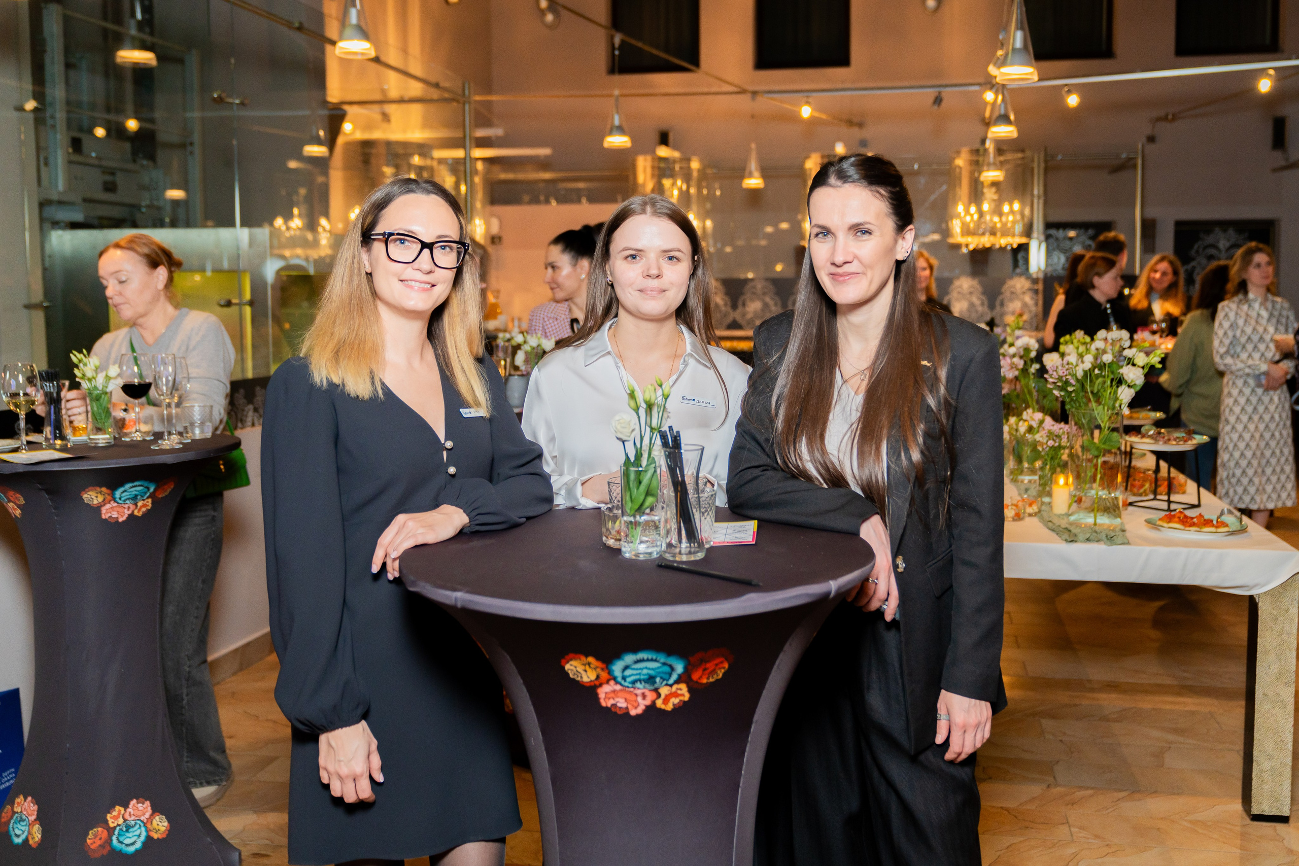 ри стильные женщины позируют для фото на корпоративном вечере в Radisson Sonya. Фотограф Евгений Мальцев.