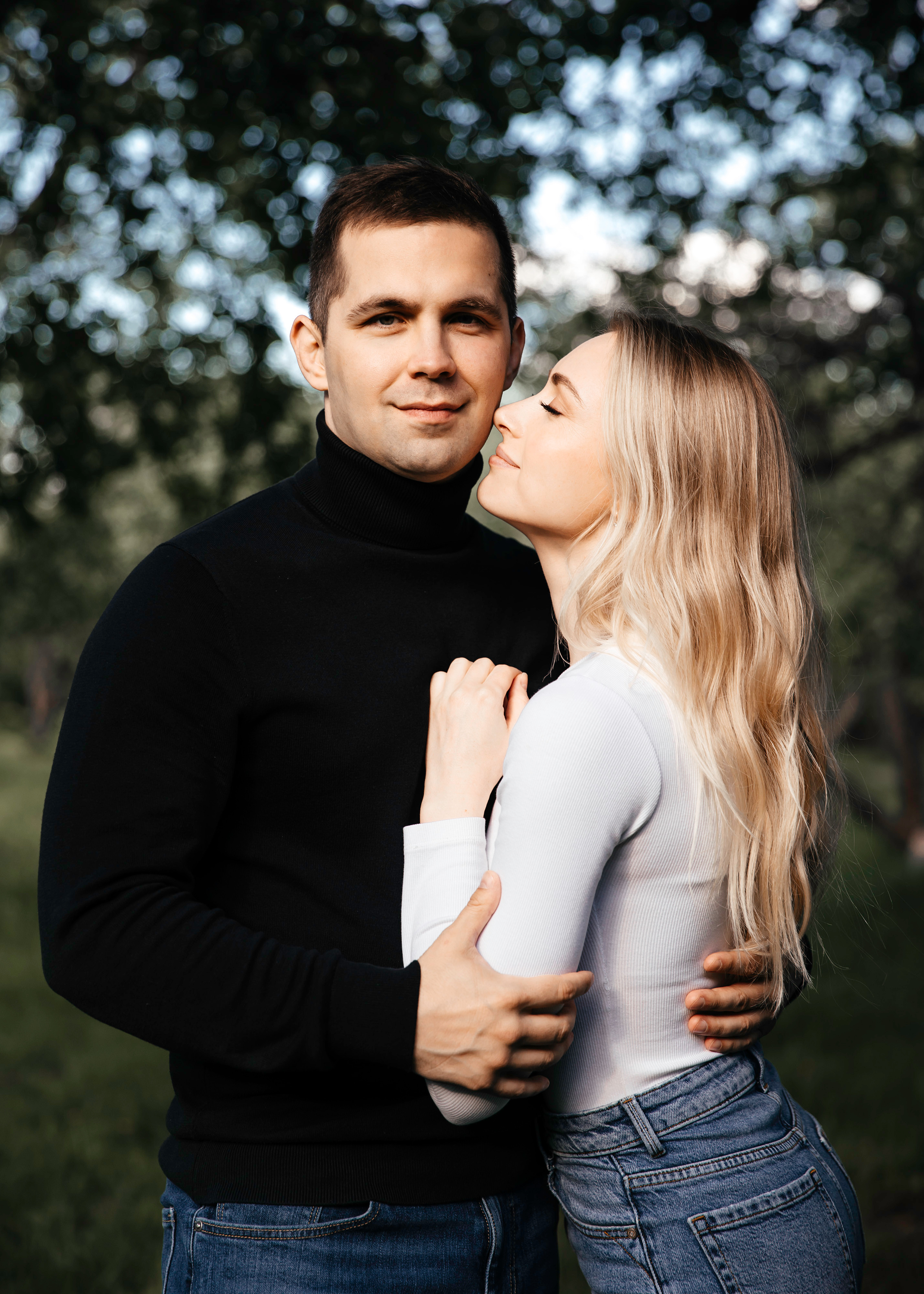 Предсвадебная фотосессия в цветущих яблонях. Свадебный фотограф в Москве Екатерина Гусева