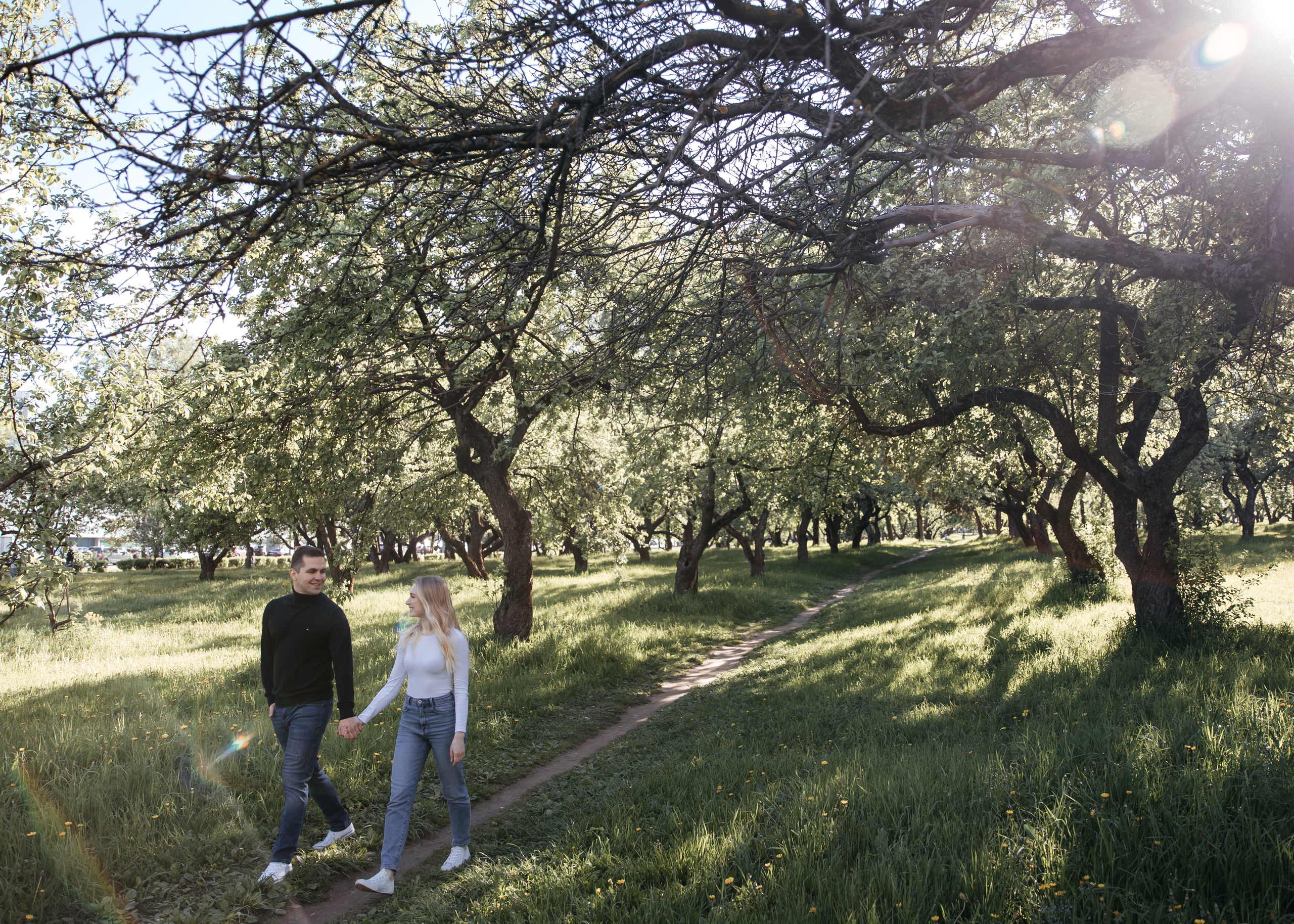 Предсвадебная фотосессия в цветущих яблонях. Свадебный фотограф в Москве Екатерина Гусева