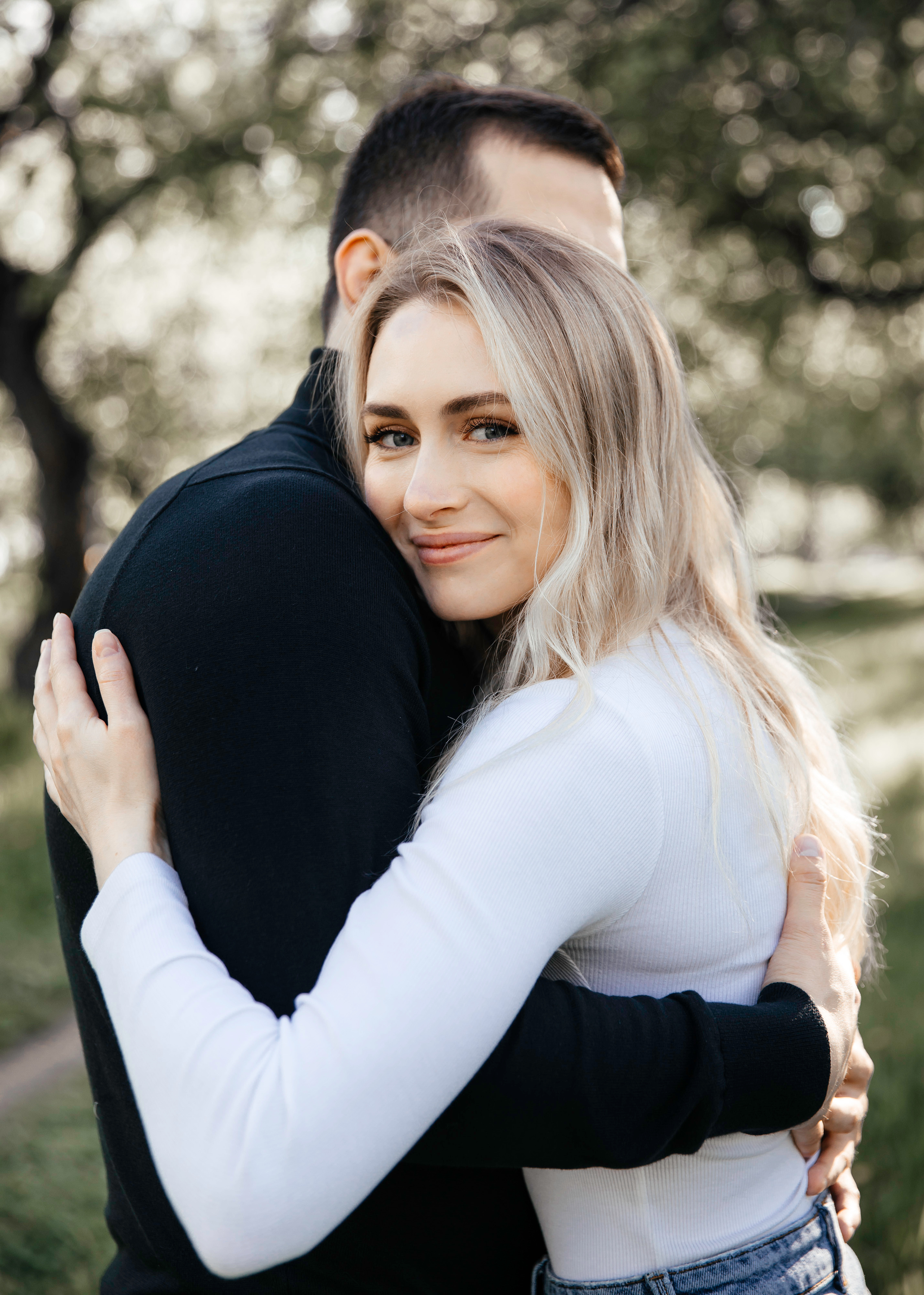 Предсвадебная фотосессия в цветущих яблонях. Свадебный фотограф в Москве Екатерина Гусева