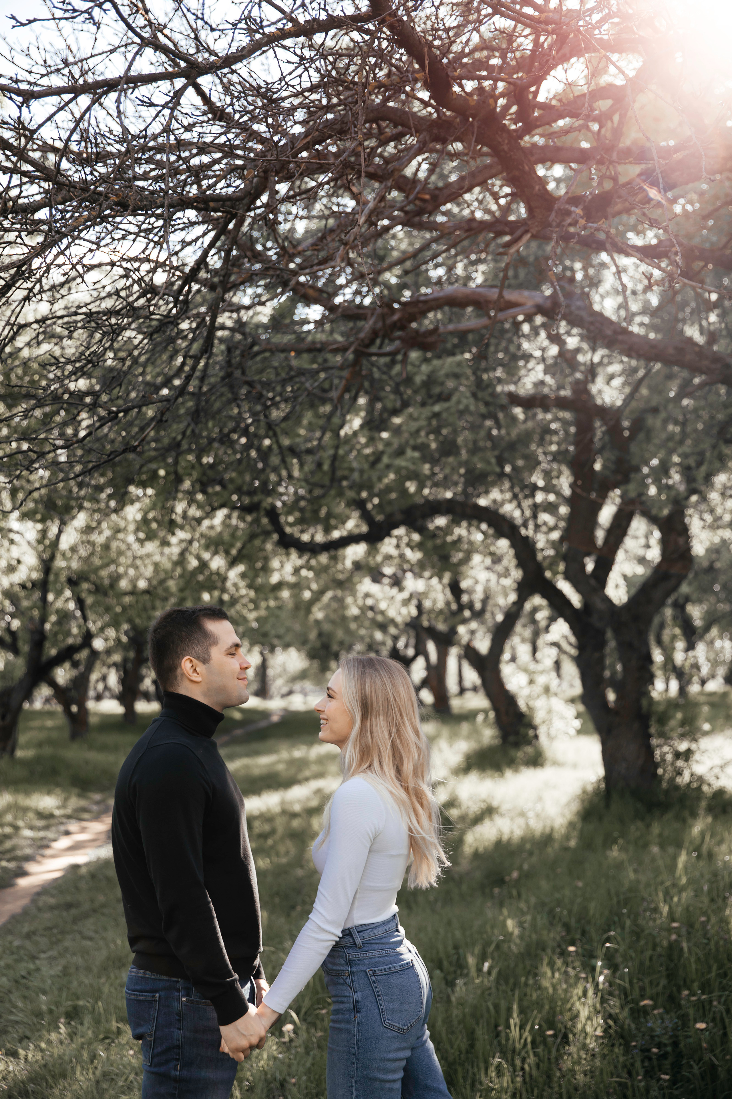 Предсвадебная фотосессия в цветущих яблонях. Свадебный фотограф в Москве Екатерина Гусева