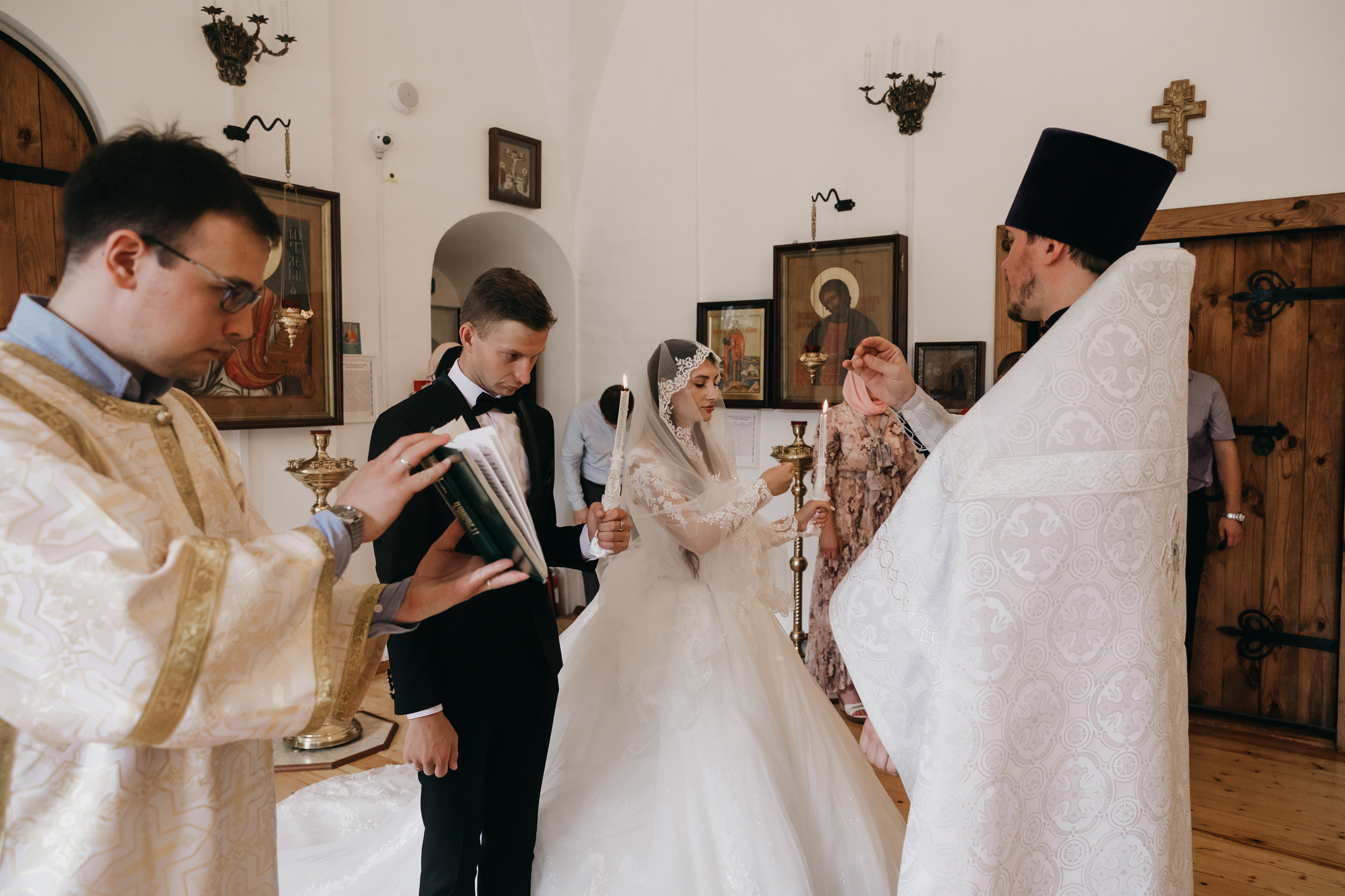 Венчание в Храме Тихвинской Иконы Божией Матери. Свадебный фотограф в Москве Екатерина Гусева