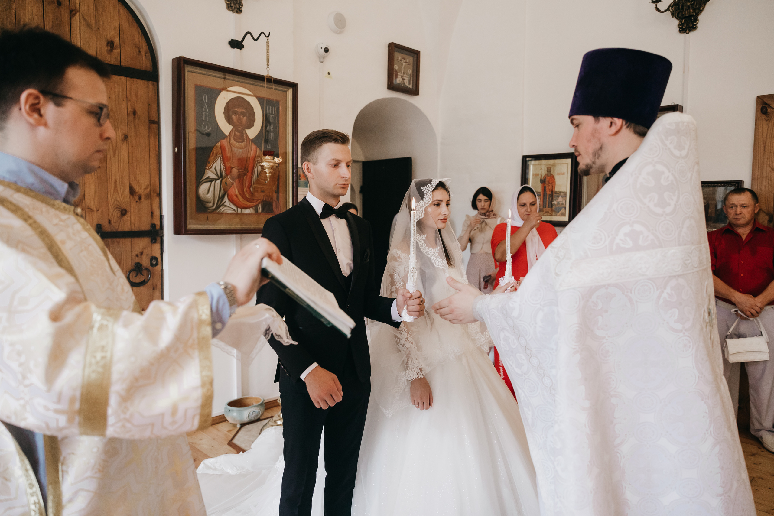 Венчание в Храме Тихвинской Иконы Божией Матери. Свадебный фотограф в Москве Екатерина Гусева