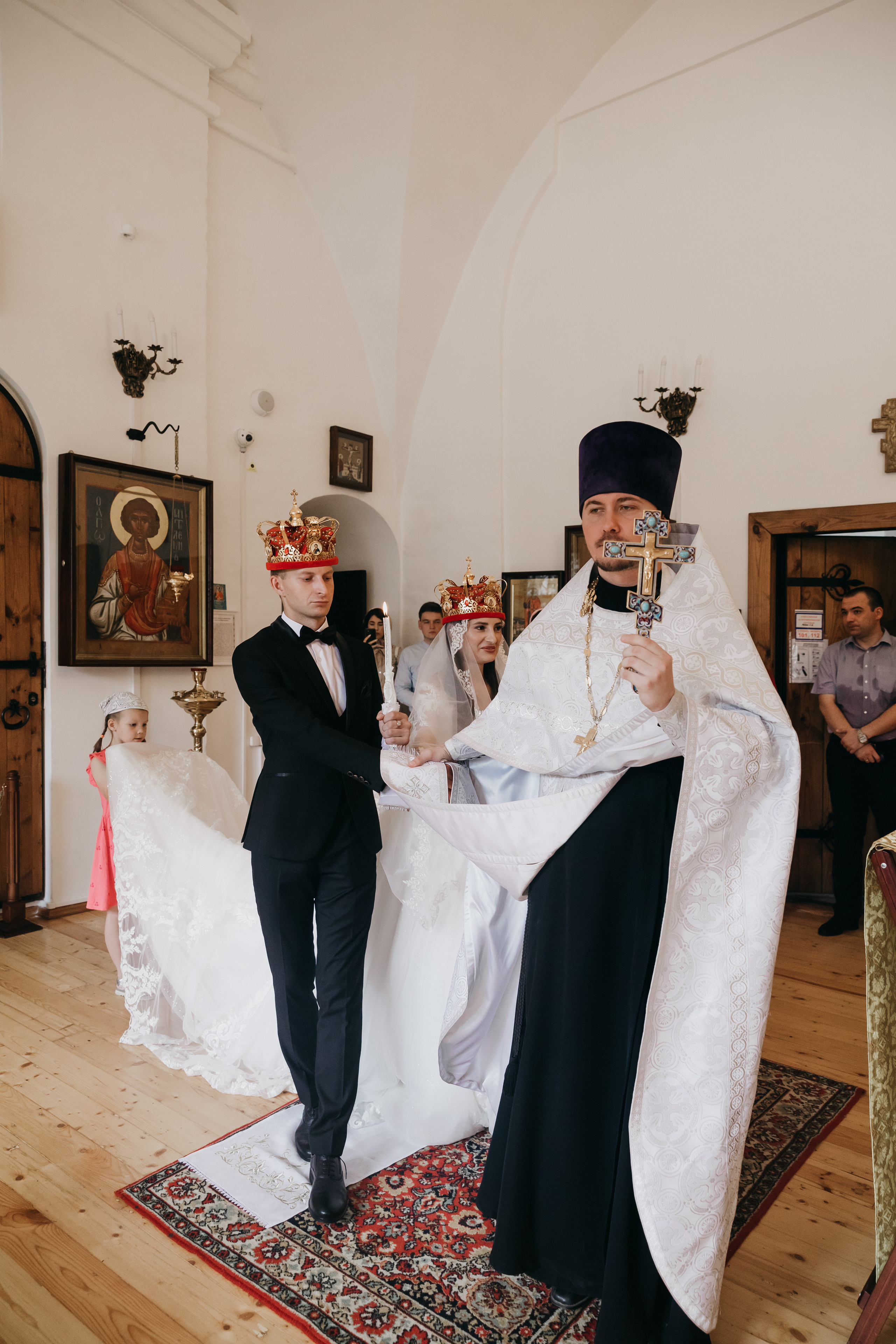 Венчание в Храме Тихвинской Иконы Божией Матери. Свадебный фотограф в Москве Екатерина Гусева