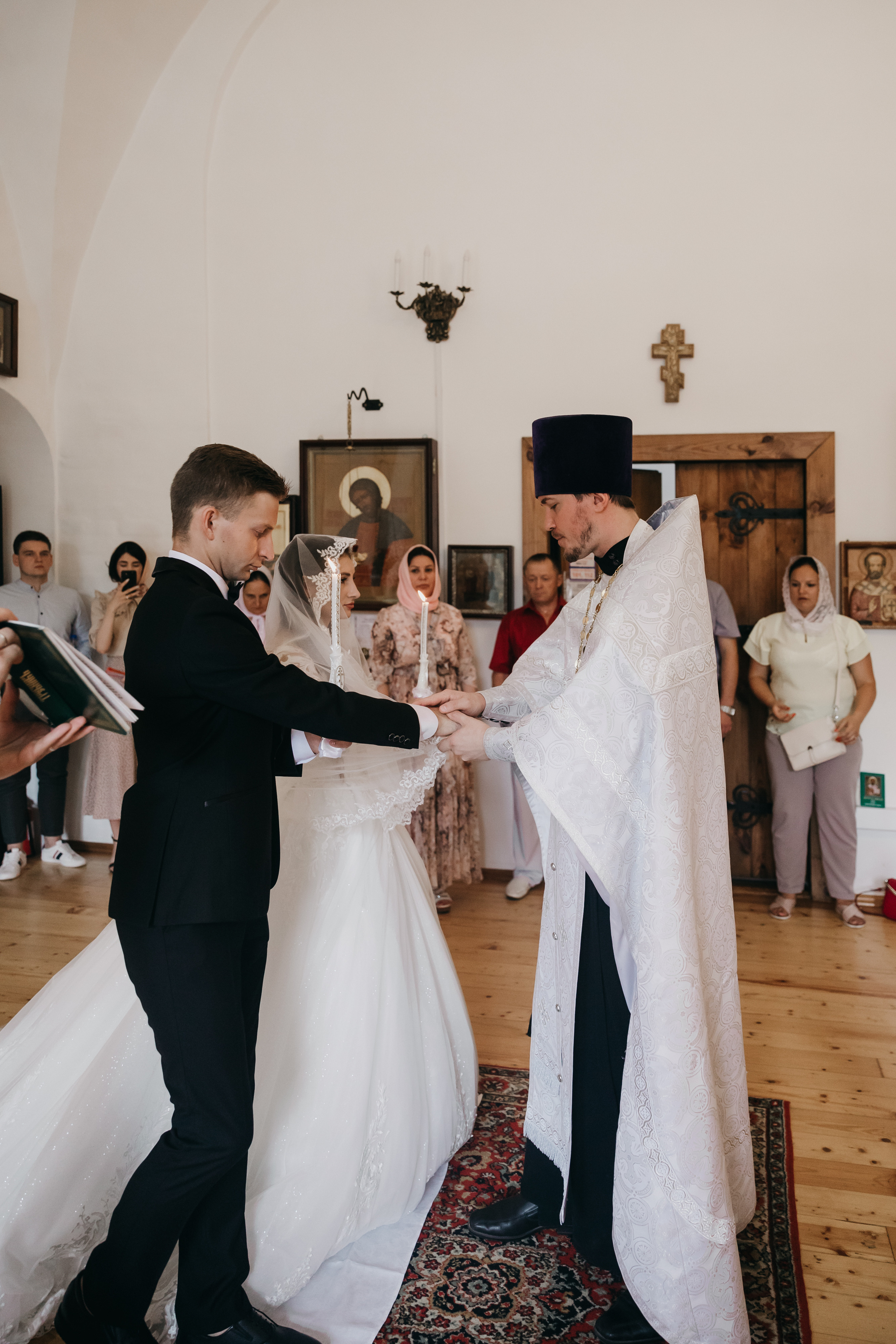 Венчание в Храме Тихвинской Иконы Божией Матери. Свадебный фотограф в Москве Екатерина Гусева