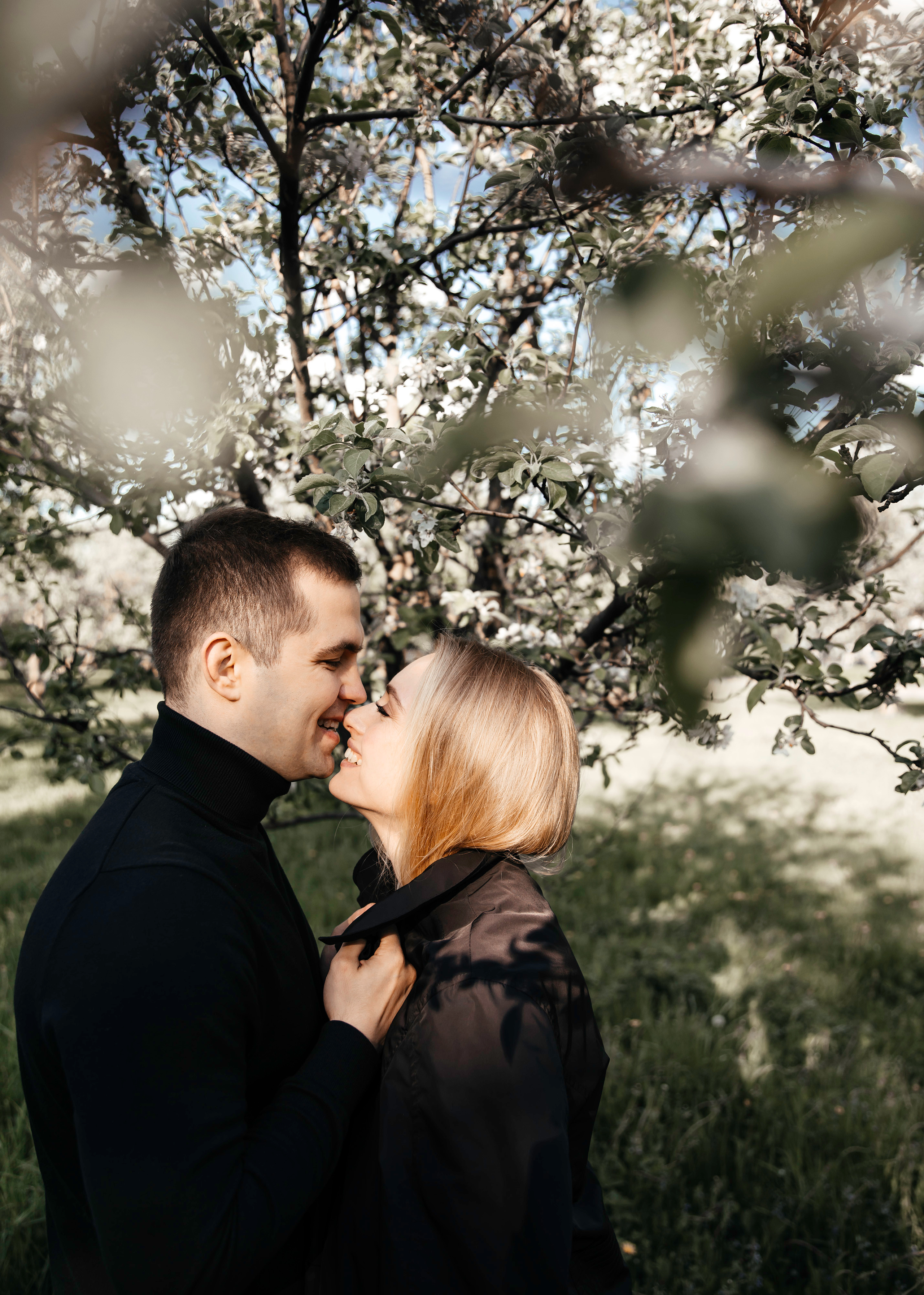 Предсвадебная фотосессия в цветущих яблонях. Свадебный фотограф в Москве Екатерина Гусева