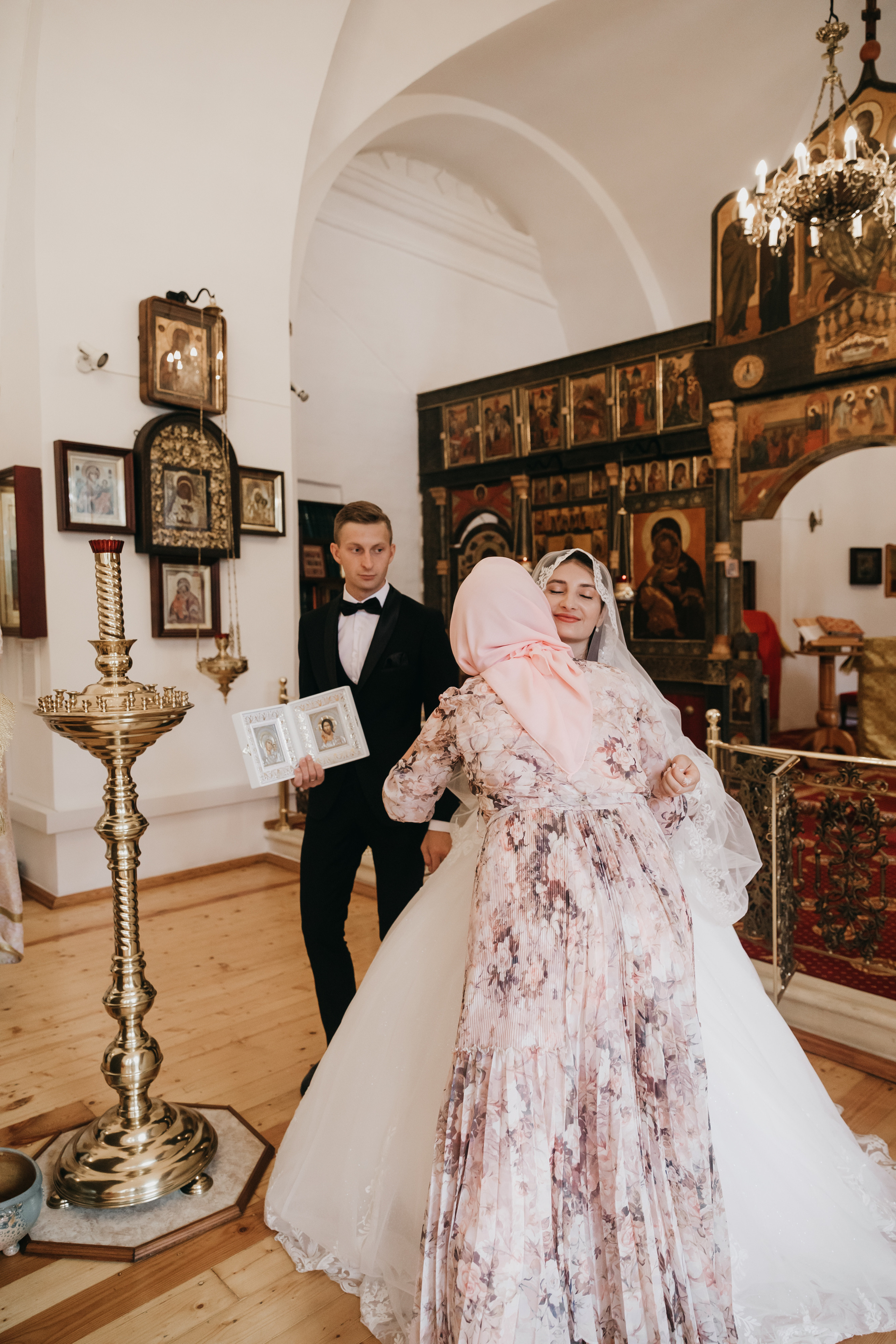 Венчание в Храме Тихвинской Иконы Божией Матери. Свадебный фотограф в Москве Екатерина Гусева