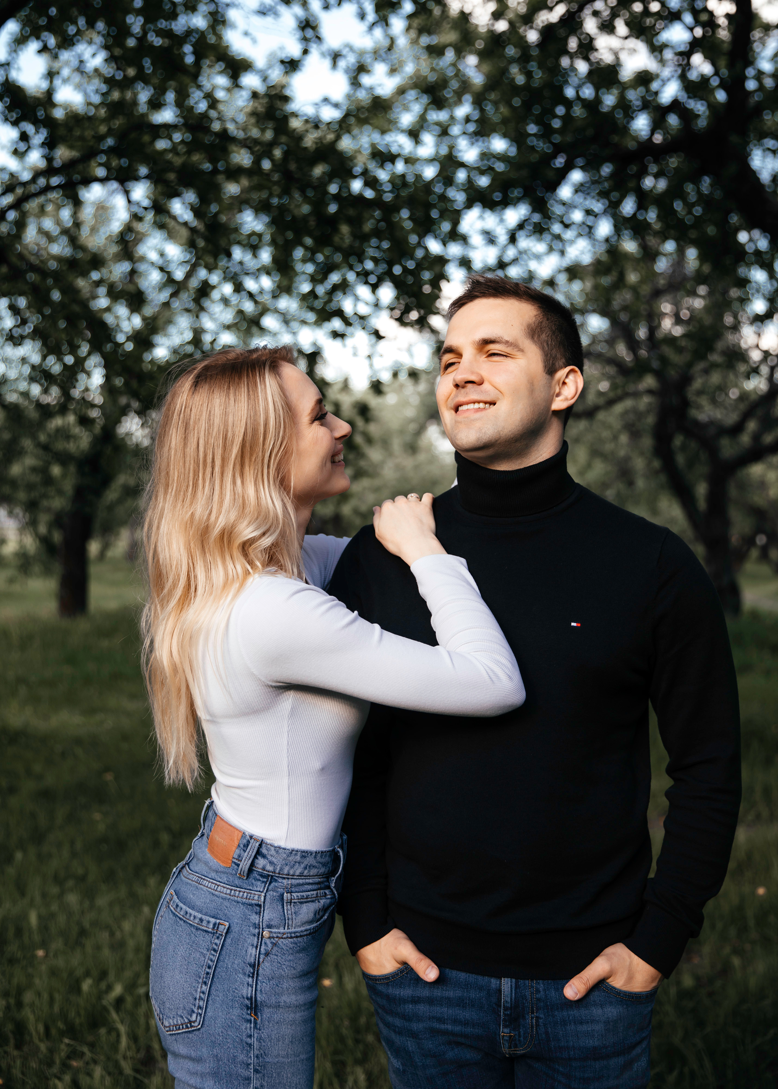 Предсвадебная фотосессия в цветущих яблонях. Свадебный фотограф в Москве Екатерина Гусева