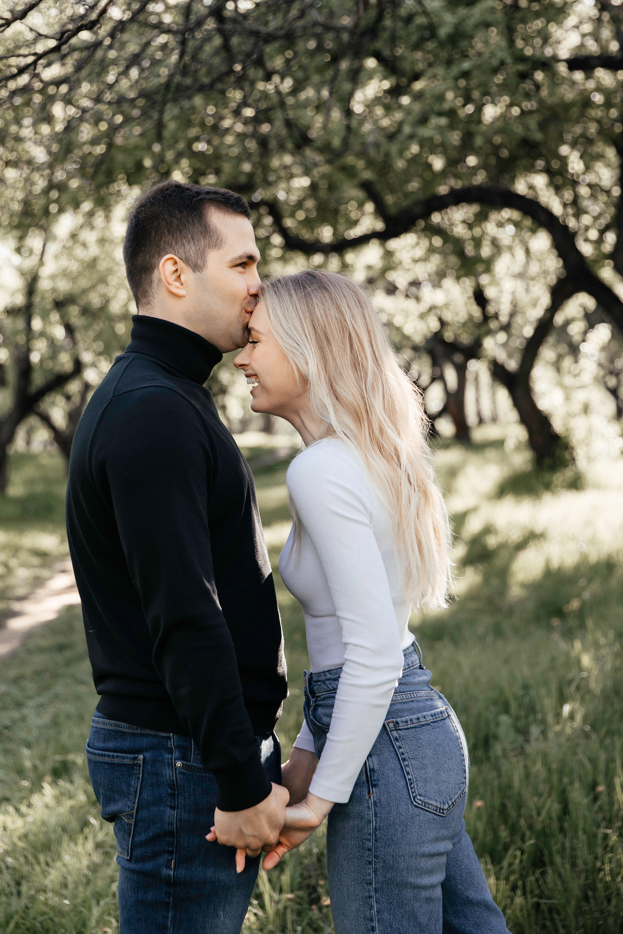 Предсвадебная фотосессия в цветущих яблонях. Свадебный фотограф в Москве Екатерина Гусева
