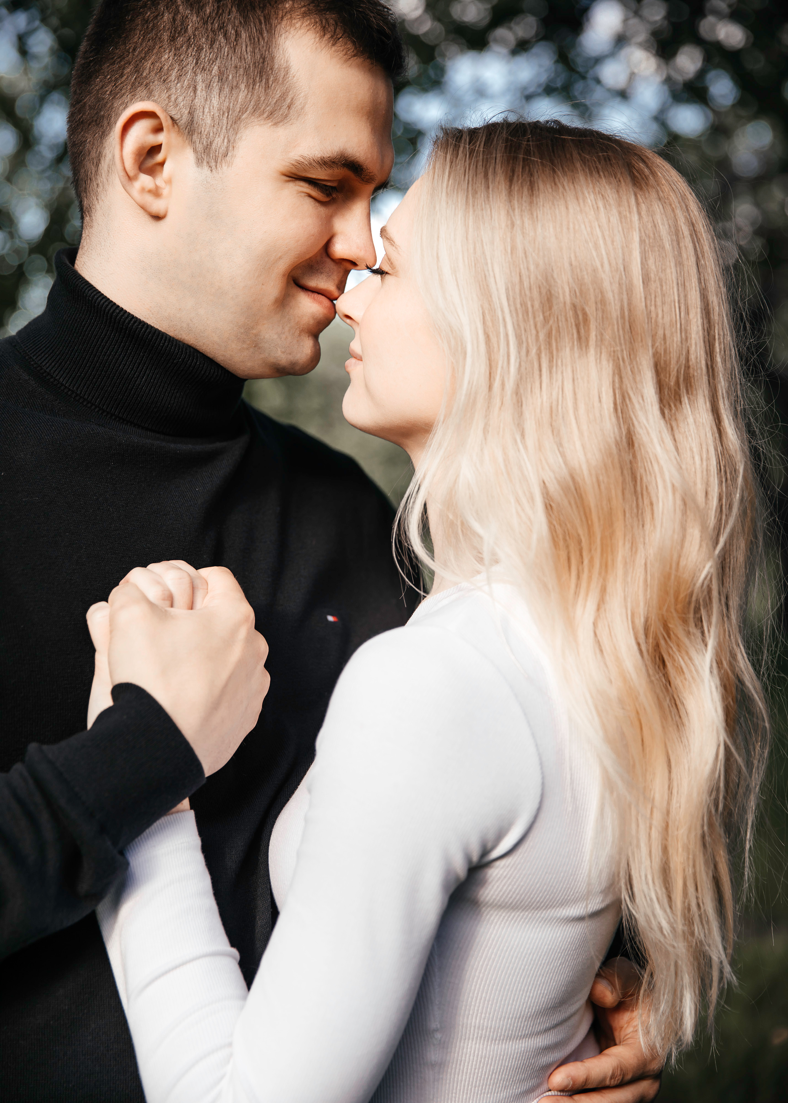 Предсвадебная фотосессия в цветущих яблонях. Свадебный фотограф в Москве Екатерина Гусева