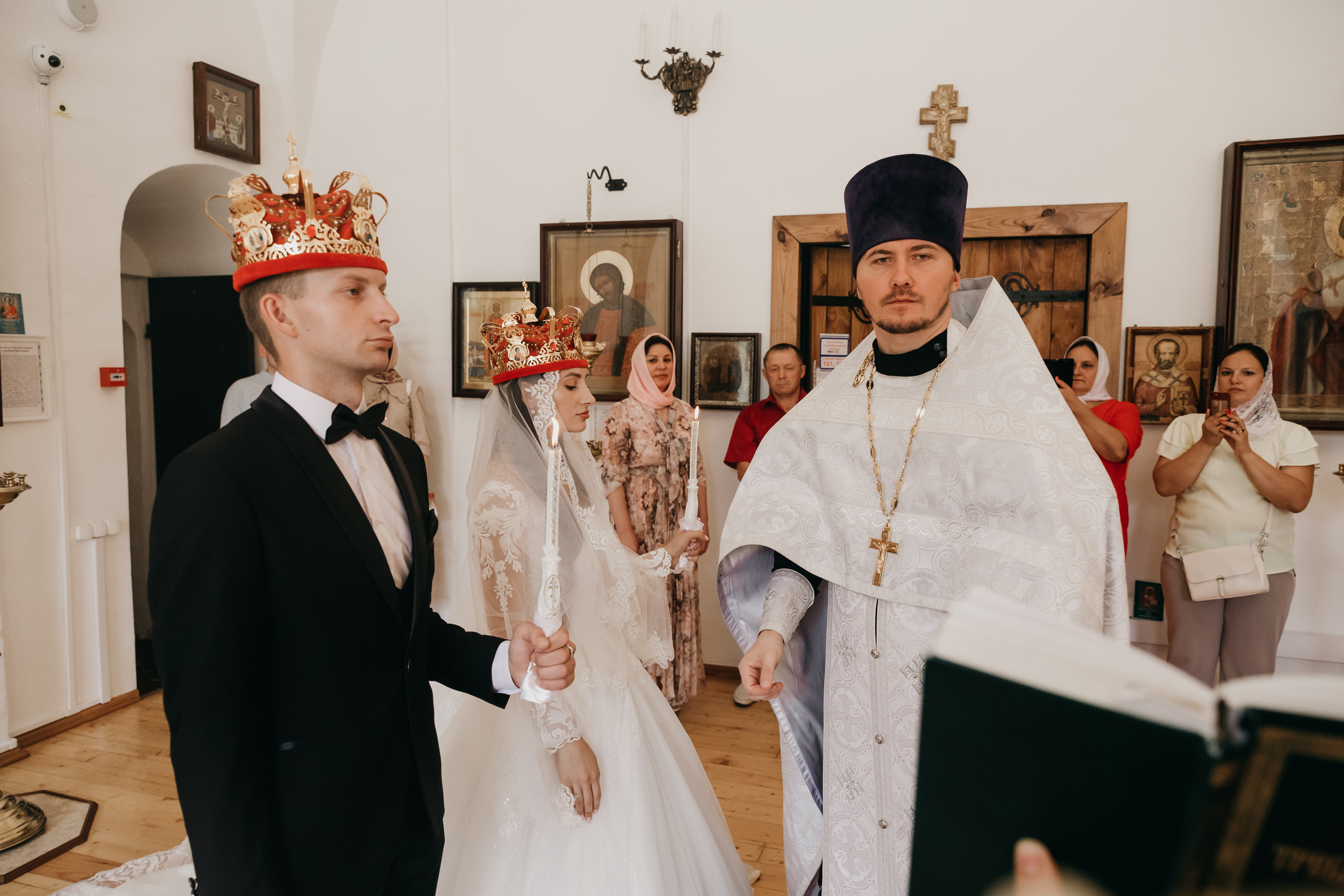 Венчание в Храме Тихвинской Иконы Божией Матери. Свадебный фотограф в Москве Екатерина Гусева