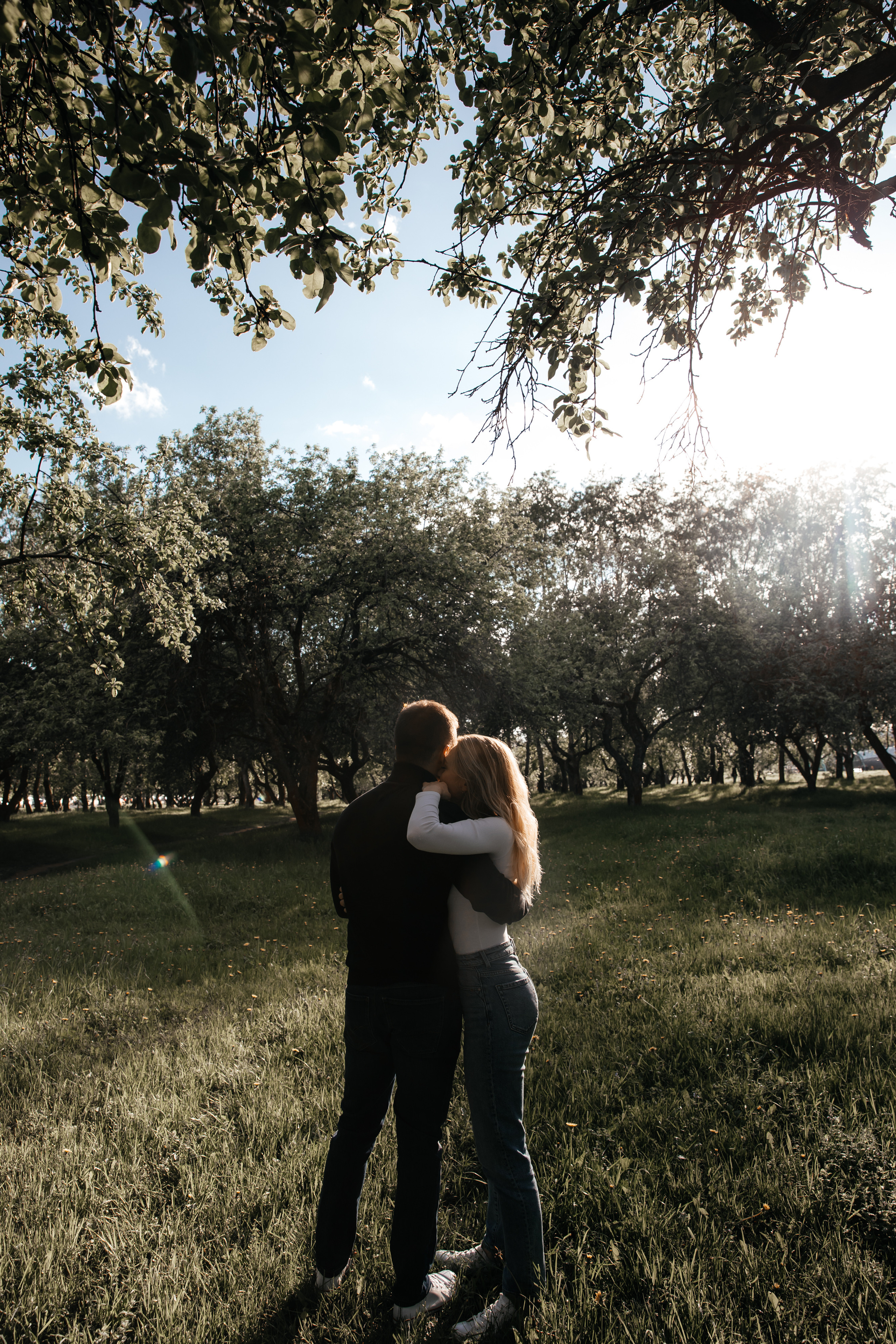 Предсвадебная фотосессия в цветущих яблонях. Свадебный фотограф в Москве Екатерина Гусева