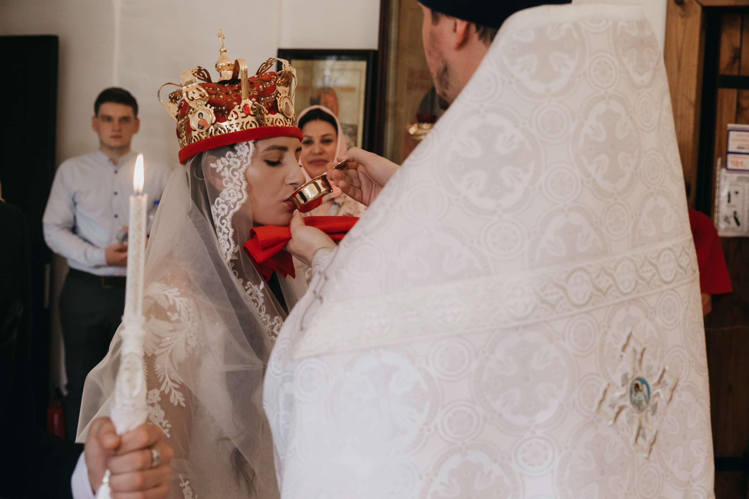 Венчание в Храме Тихвинской Иконы Божией Матери. Свадебный фотограф в Москве Екатерина Гусева