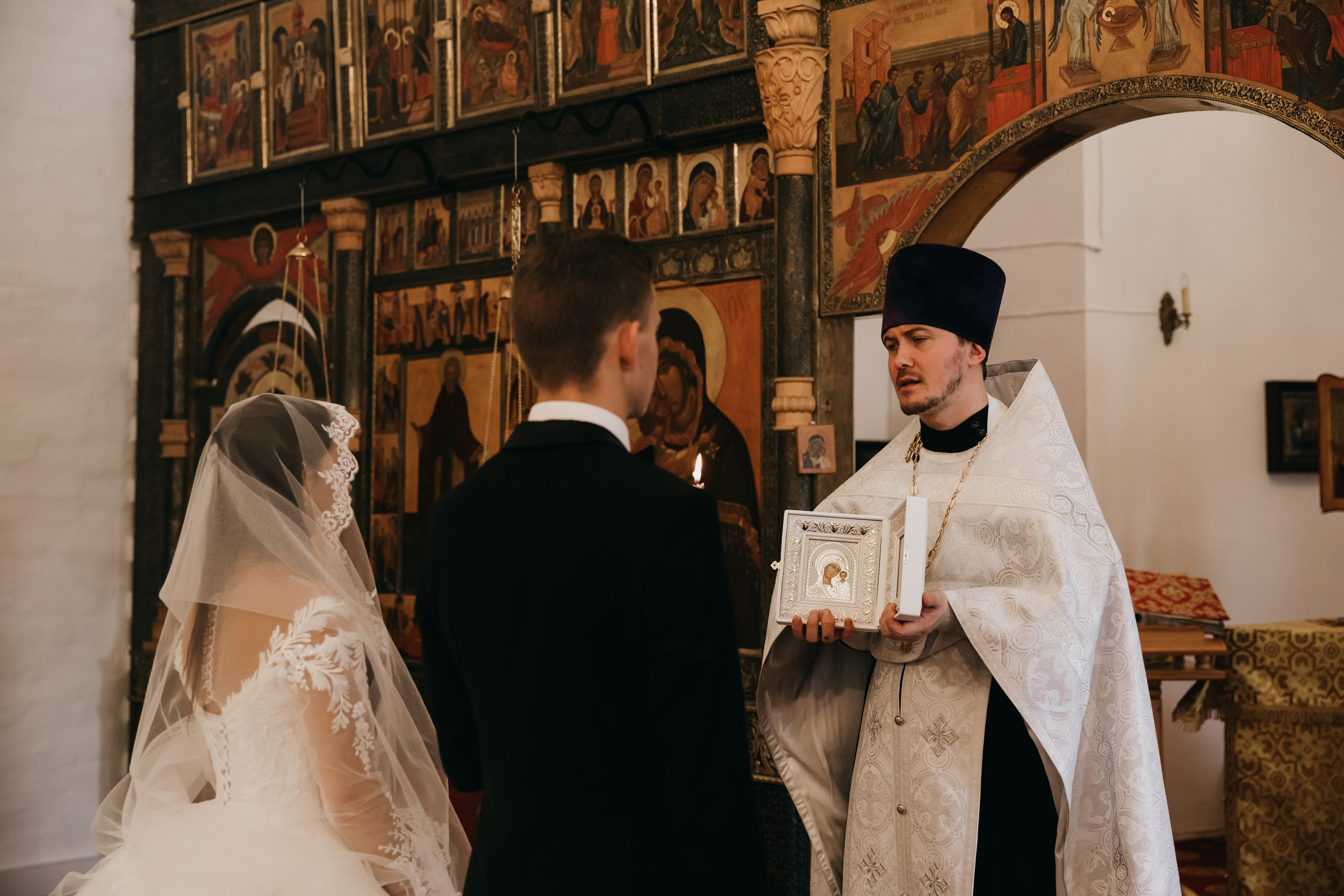 Венчание в Храме Тихвинской Иконы Божией Матери. Свадебный фотограф в Москве Екатерина Гусева