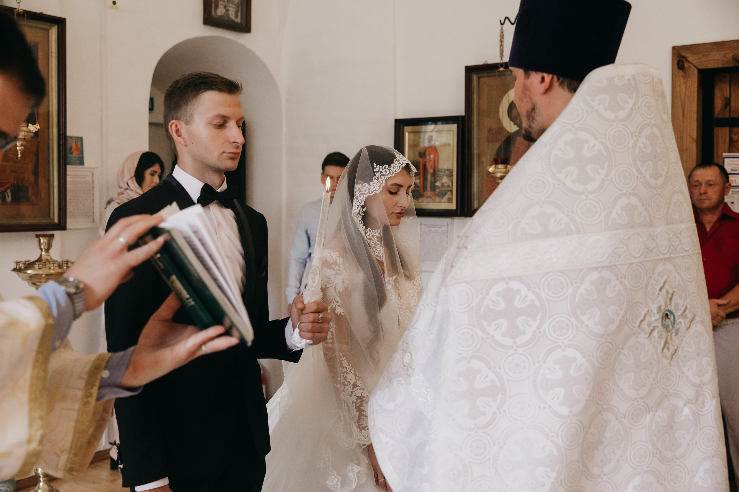 Венчание в Храме Тихвинской Иконы Божией Матери. Свадебный фотограф в Москве Екатерина Гусева