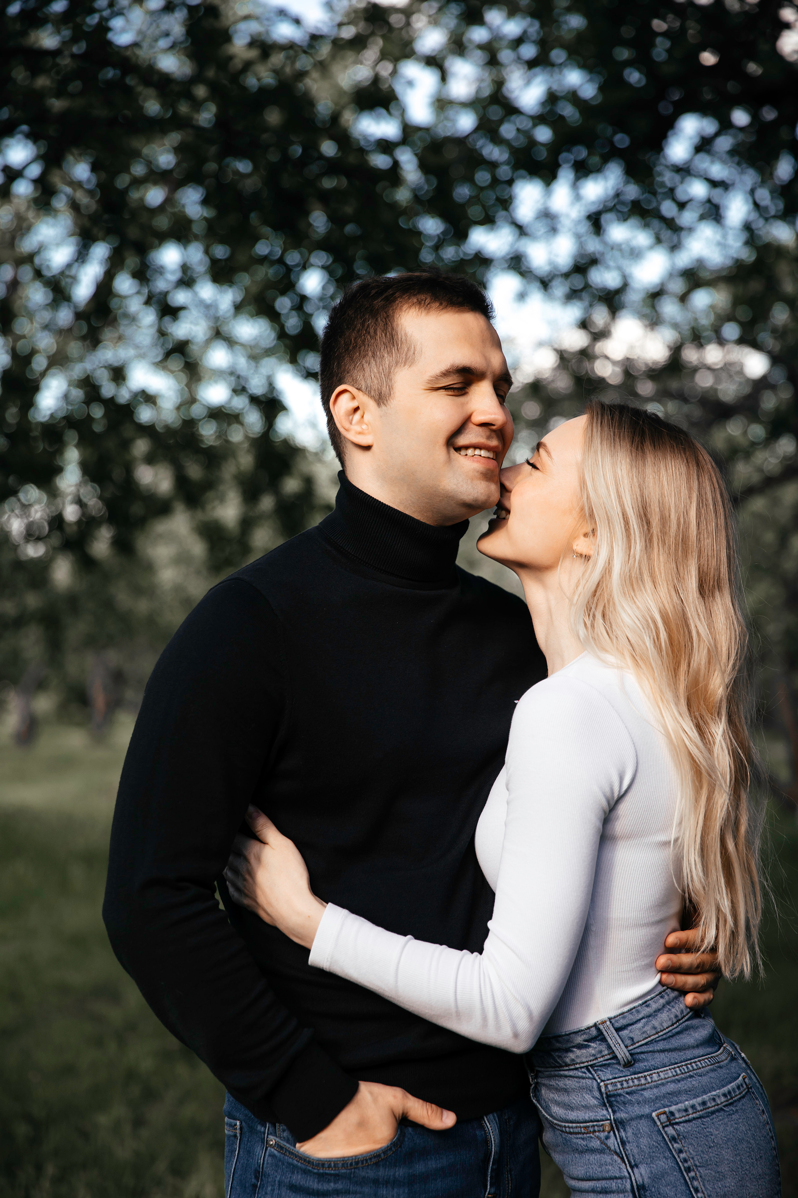 Предсвадебная фотосессия в цветущих яблонях. Свадебный фотограф в Москве Екатерина Гусева