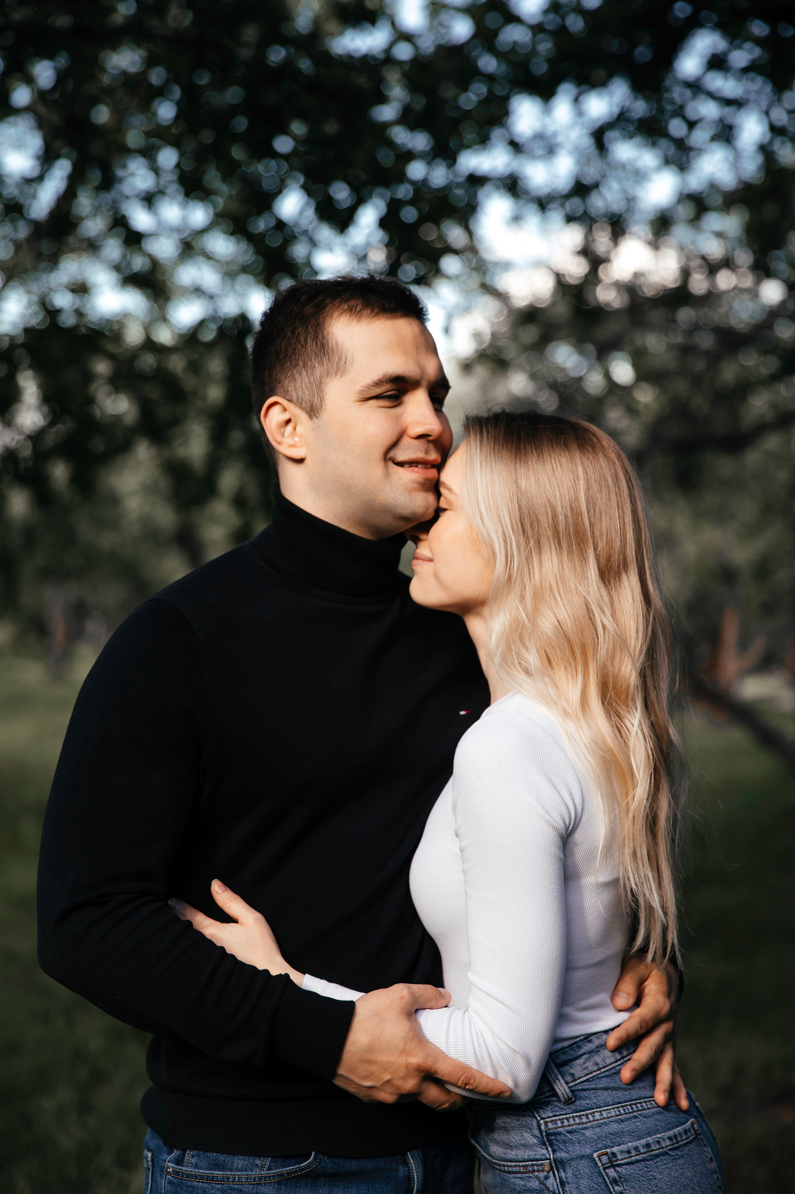 Предсвадебная фотосессия в цветущих яблонях. Свадебный фотограф в Москве Екатерина Гусева