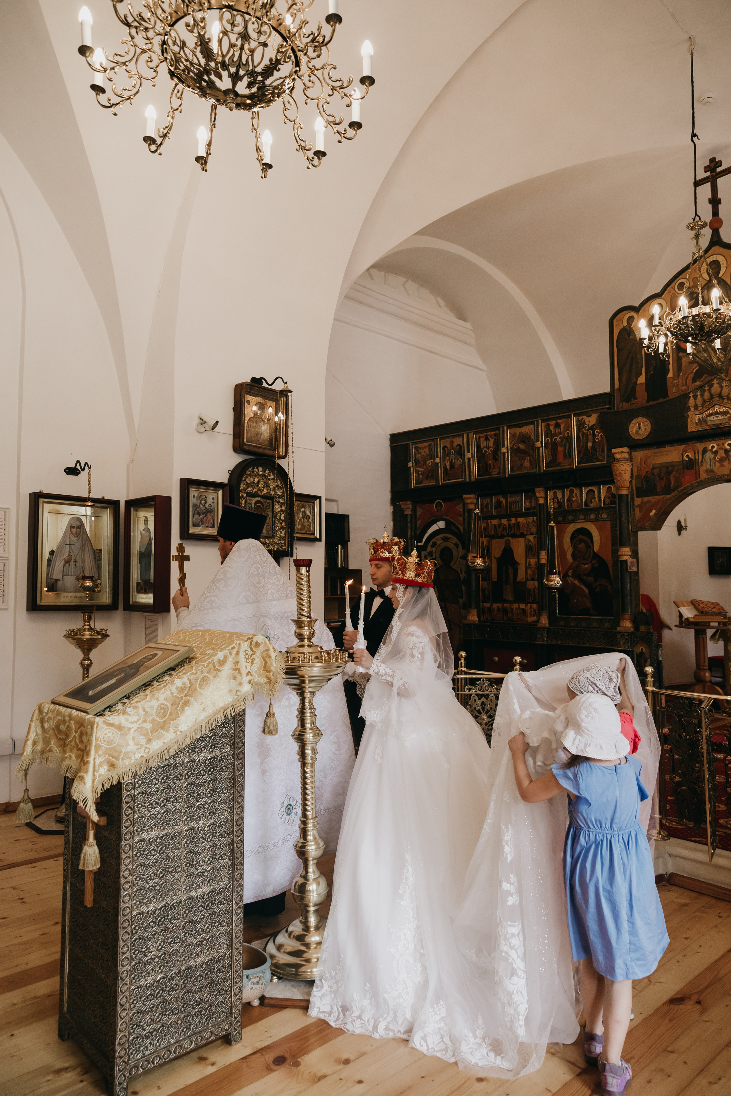 Венчание в Храме Тихвинской Иконы Божией Матери. Свадебный фотограф в Москве Екатерина Гусева