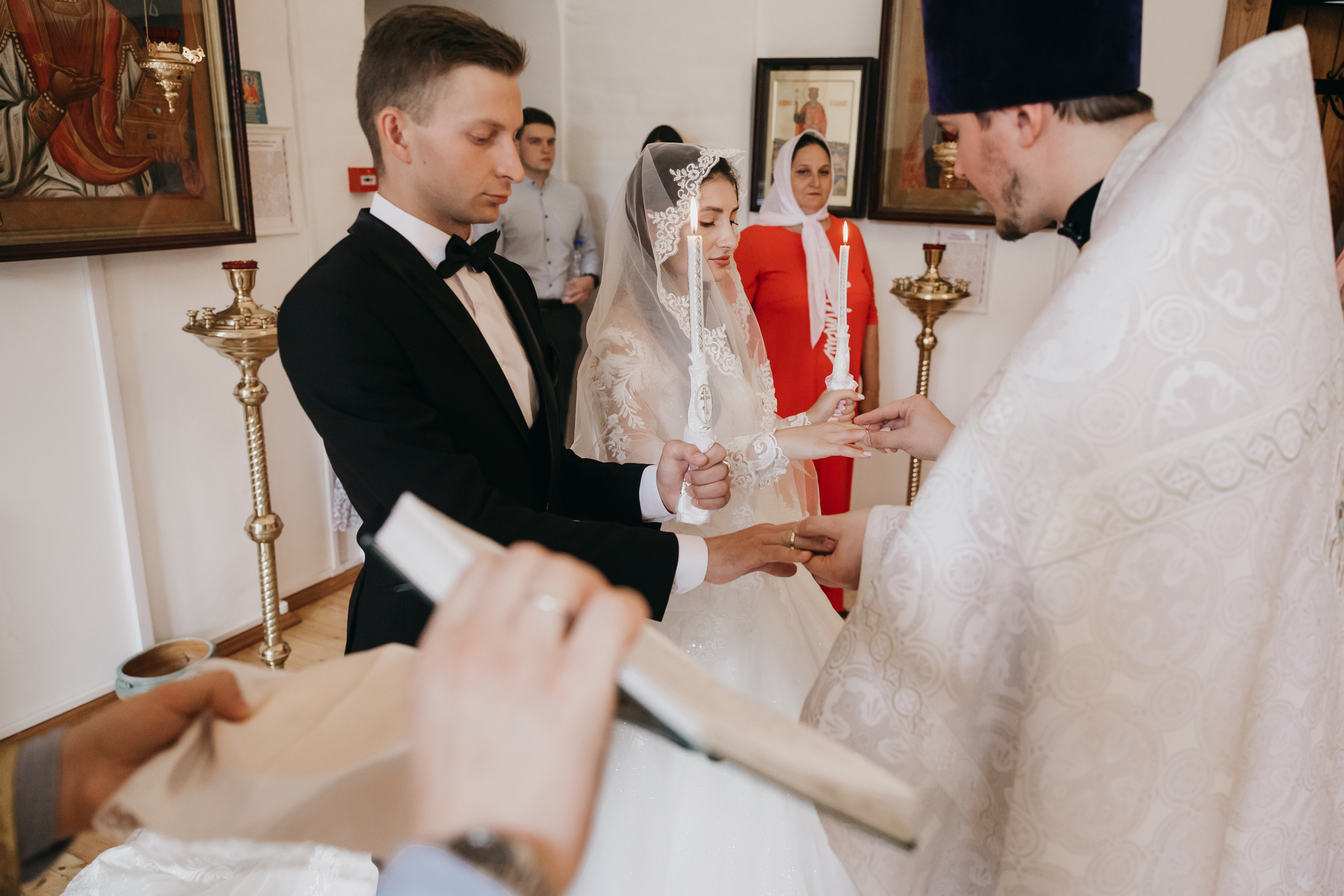 Венчание в Храме Тихвинской Иконы Божией Матери. Свадебный фотограф в Москве Екатерина Гусева