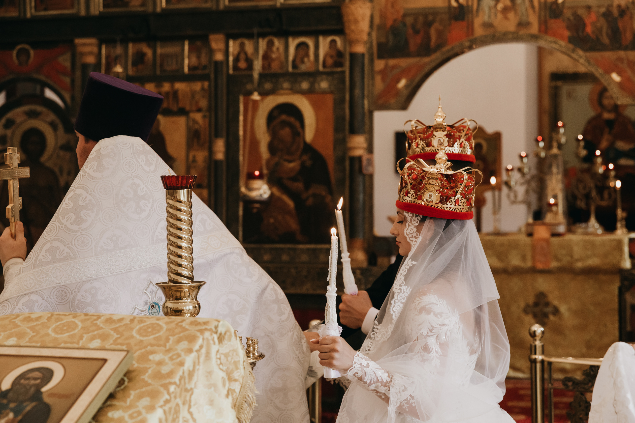 Венчание в Храме Тихвинской Иконы Божией Матери. Свадебный фотограф в Москве Екатерина Гусева