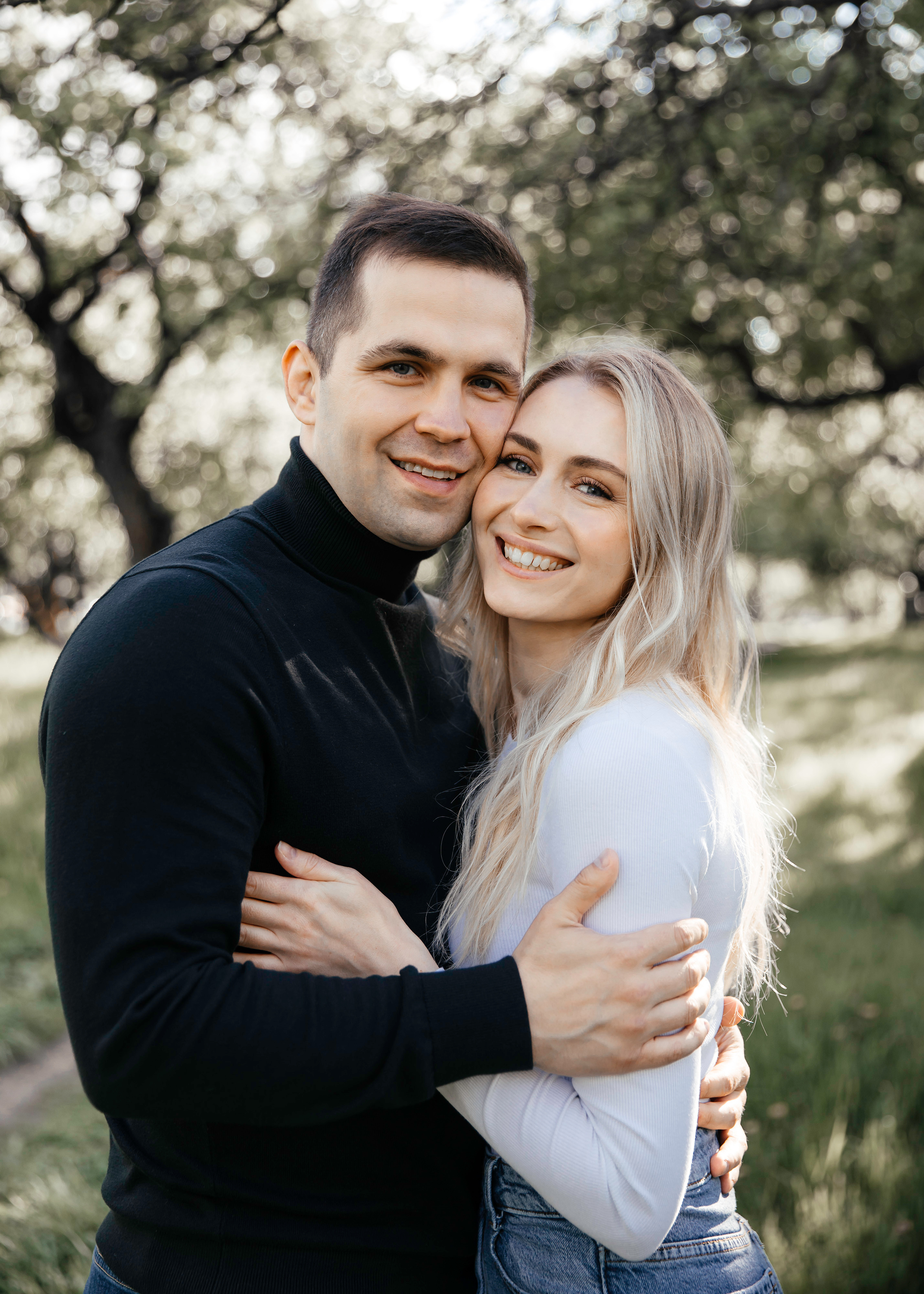 Предсвадебная фотосессия в цветущих яблонях. Свадебный фотограф в Москве Екатерина Гусева