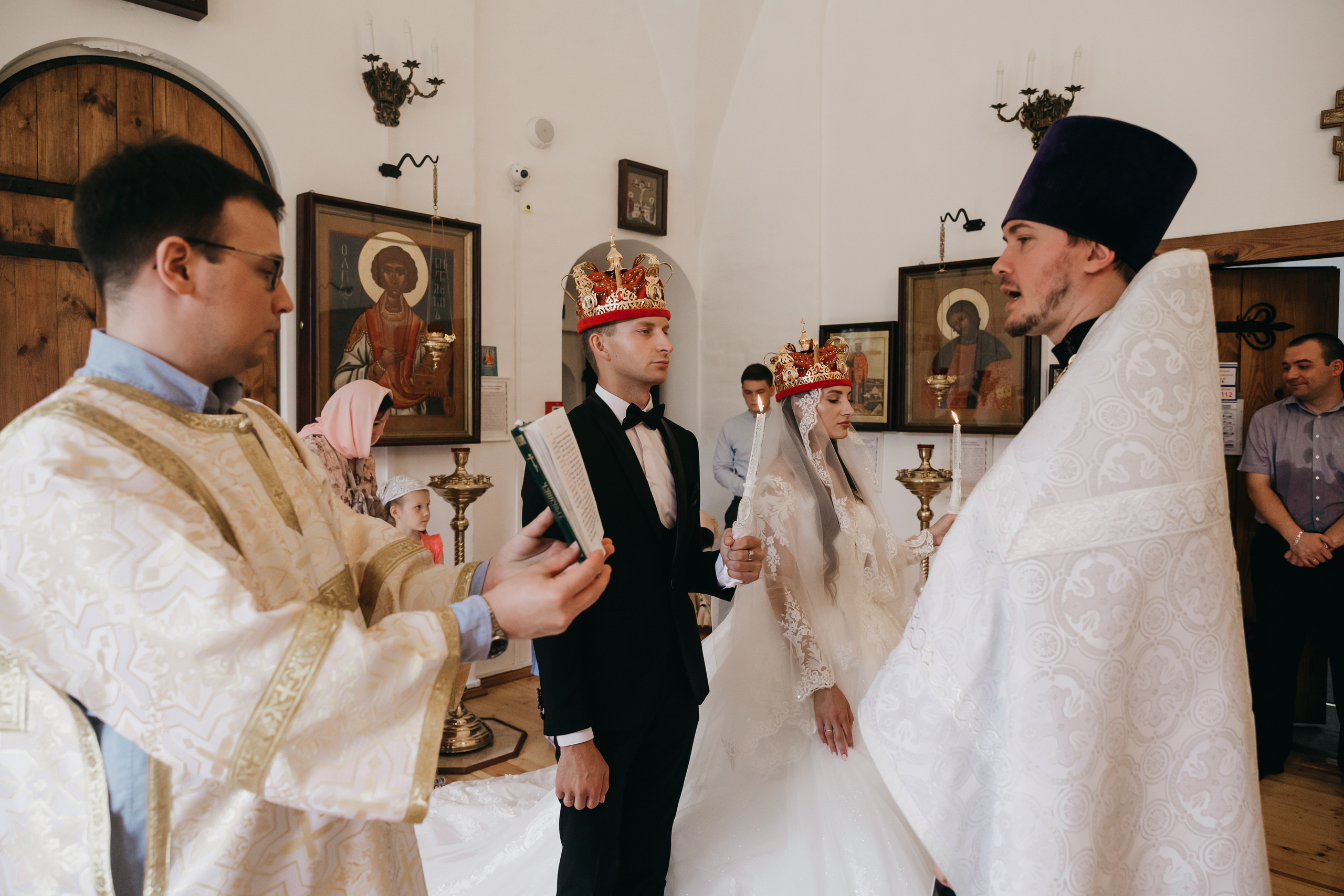Венчание в Храме Тихвинской Иконы Божией Матери. Свадебный фотограф в Москве Екатерина Гусева