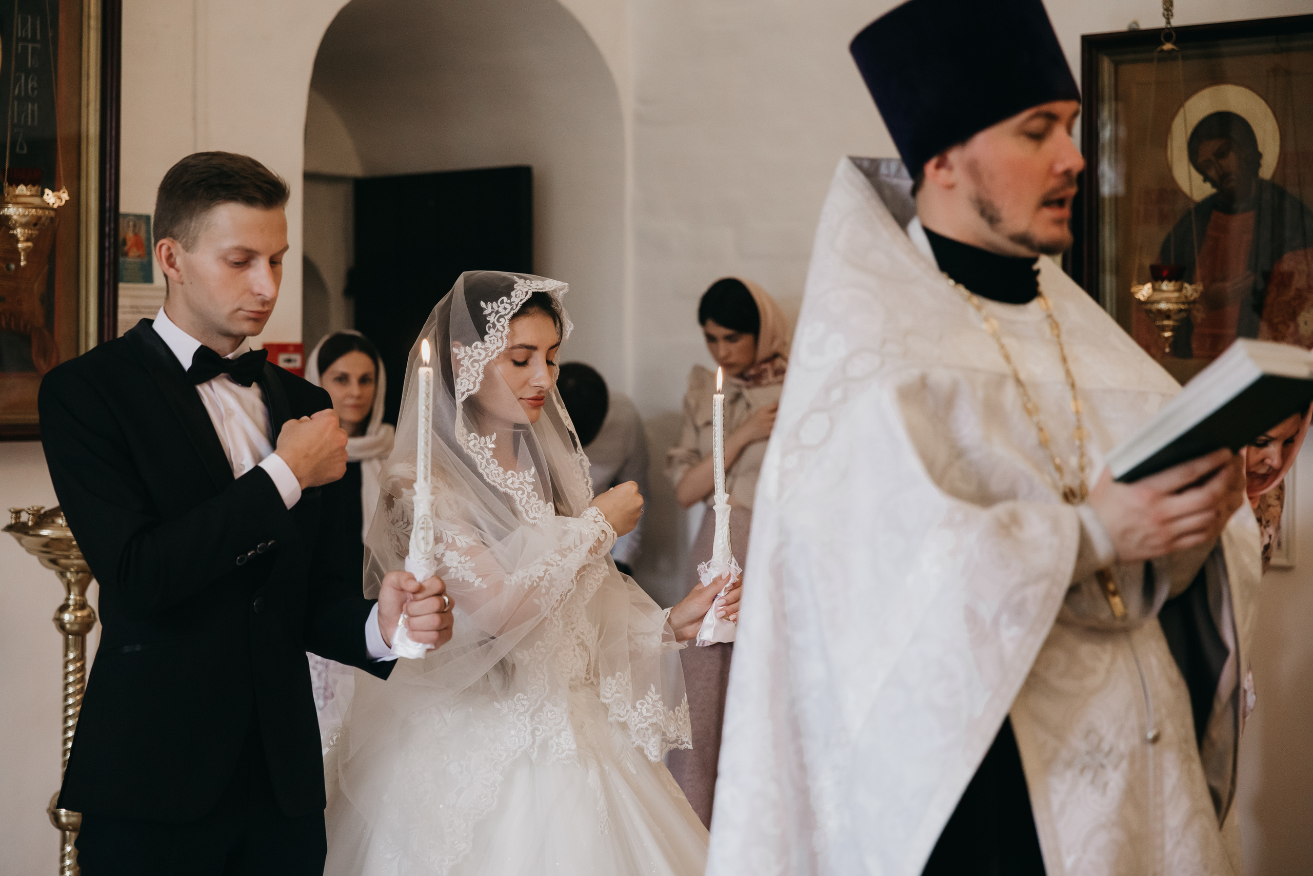 Венчание в Храме Тихвинской Иконы Божией Матери. Свадебный фотограф в Москве Екатерина Гусева