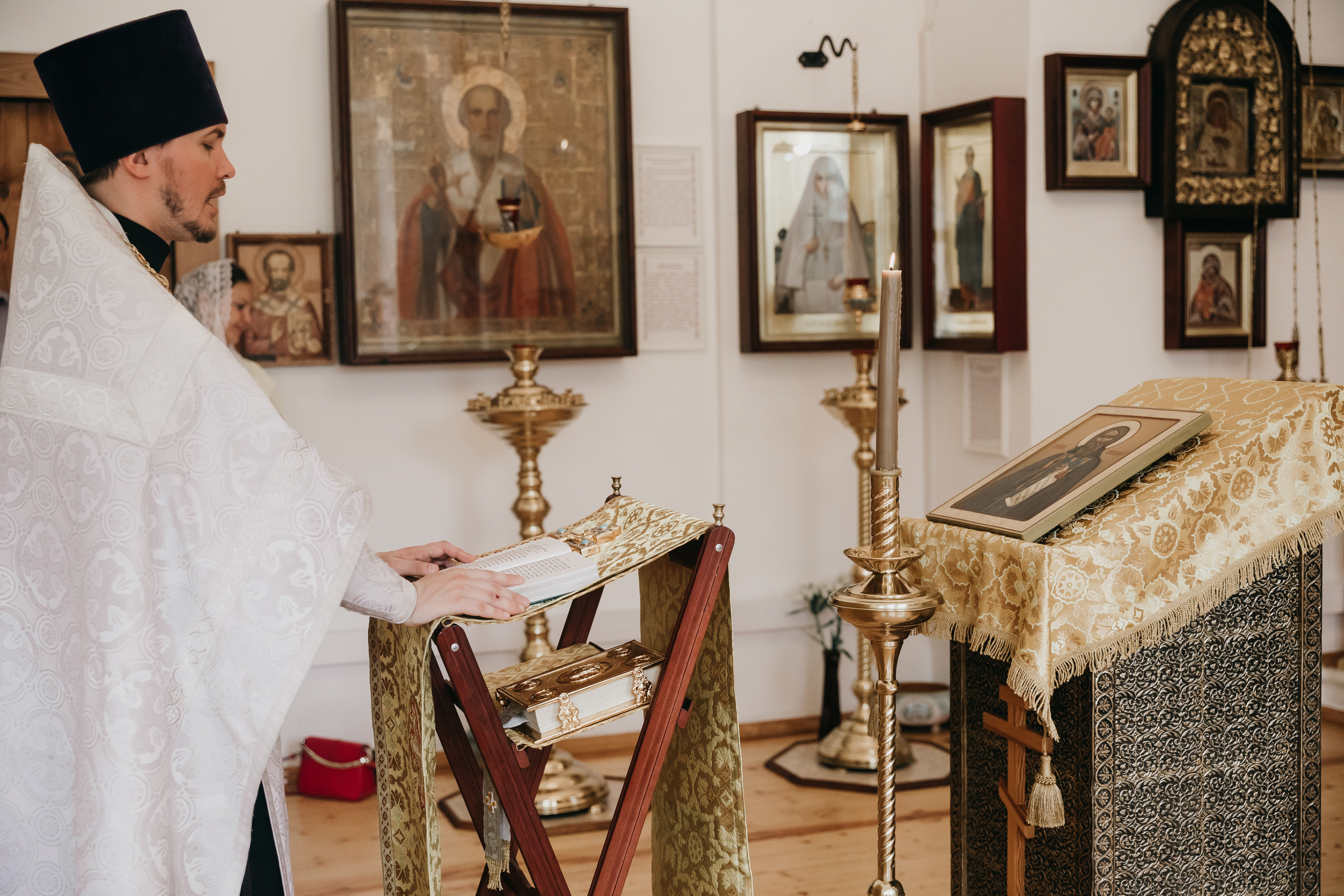 Венчание в Храме Тихвинской Иконы Божией Матери. Свадебный фотограф в Москве Екатерина Гусева