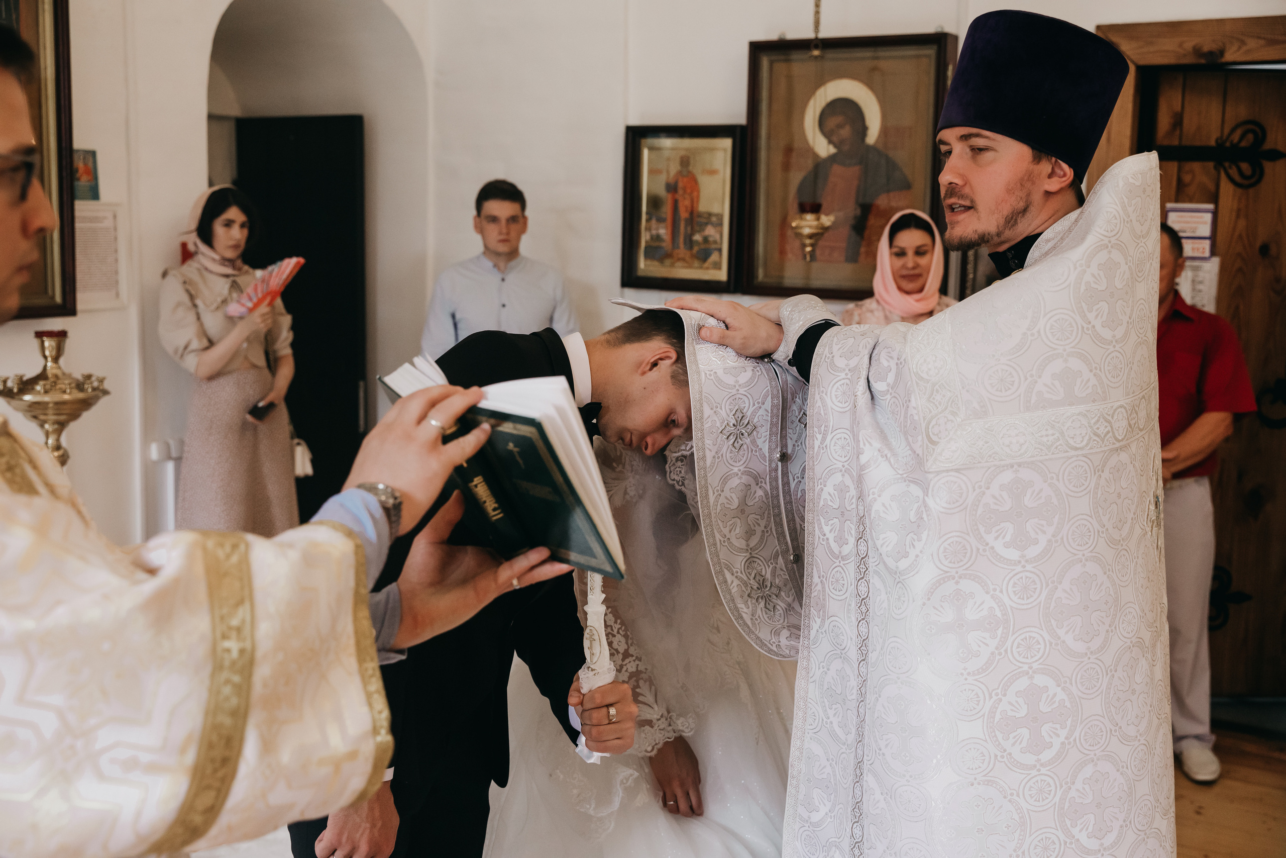 Венчание в Храме Тихвинской Иконы Божией Матери. Свадебный фотограф в Москве Екатерина Гусева