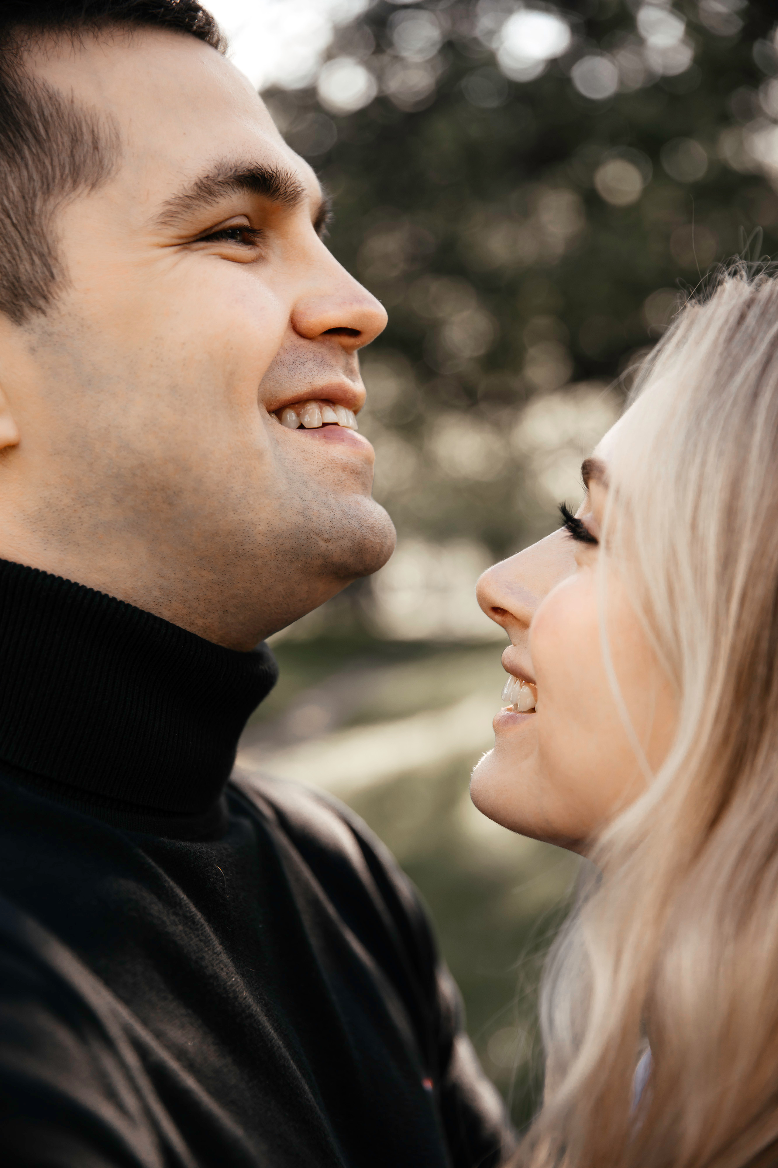 Предсвадебная фотосессия в цветущих яблонях. Свадебный фотограф в Москве Екатерина Гусева
