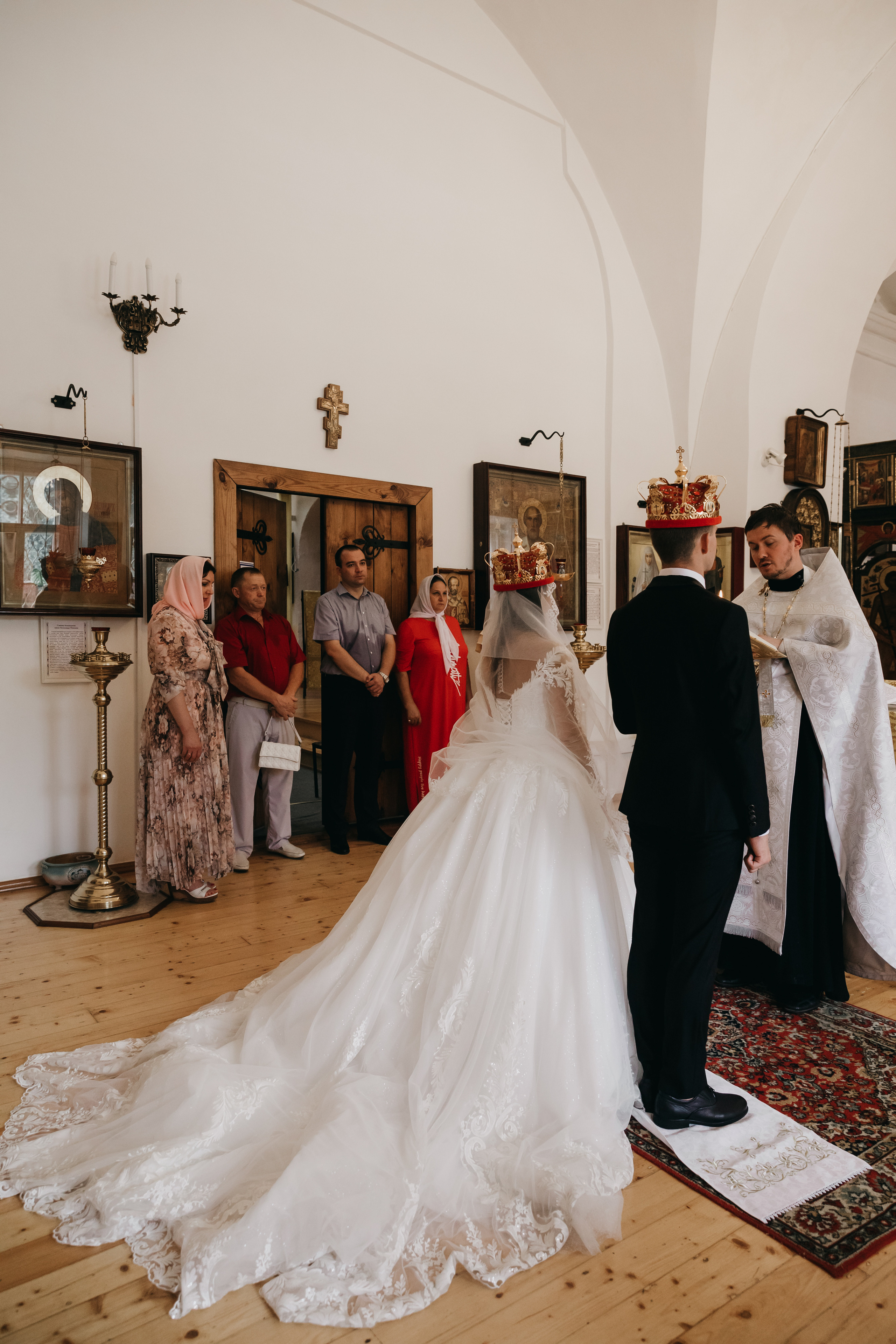 Венчание в Храме Тихвинской Иконы Божией Матери. Свадебный фотограф в Москве Екатерина Гусева