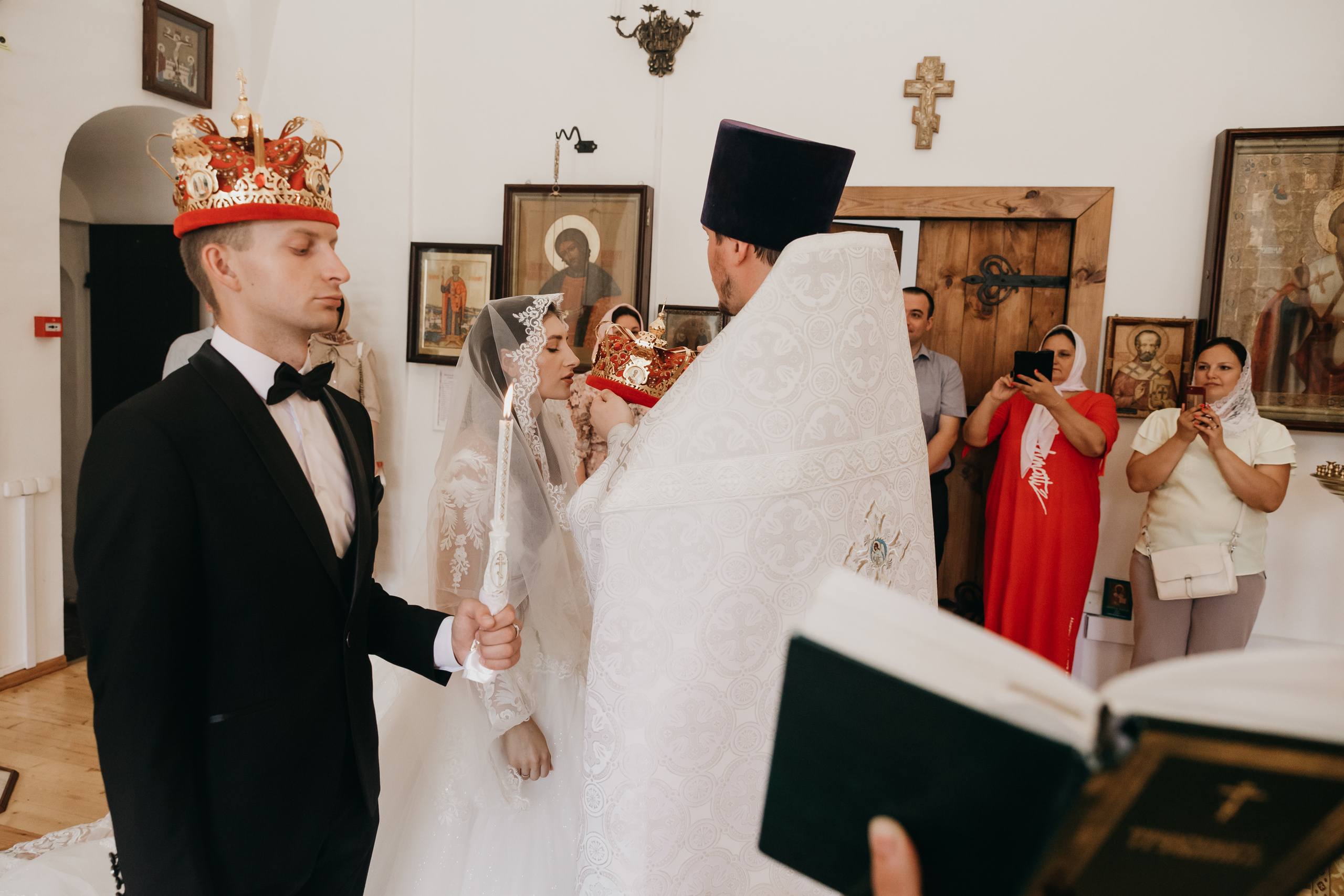 Венчание в Храме Тихвинской Иконы Божией Матери. Свадебный фотограф в Москве Екатерина Гусева