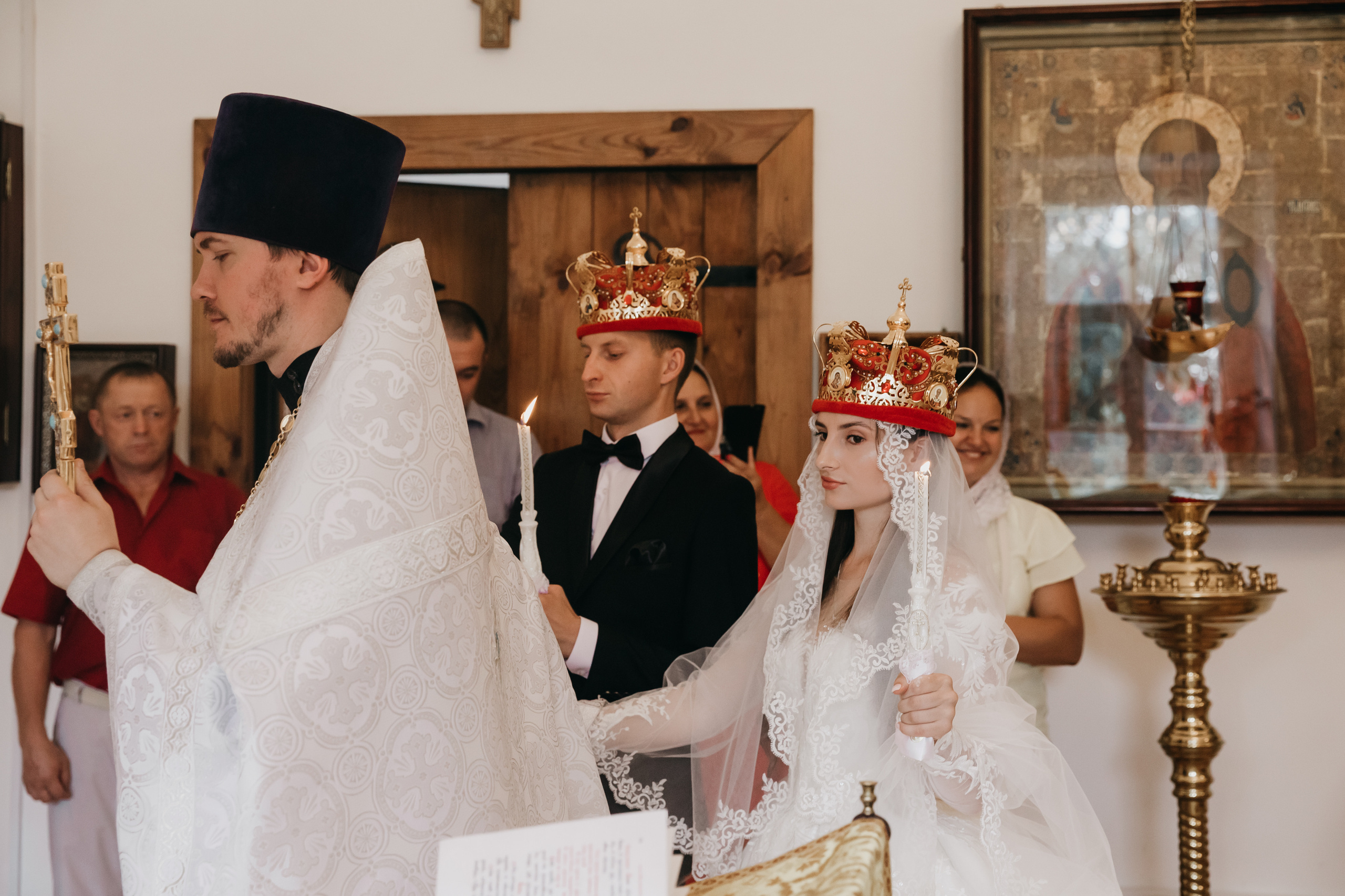 Венчание в Храме Тихвинской Иконы Божией Матери. Свадебный фотограф в Москве Екатерина Гусева