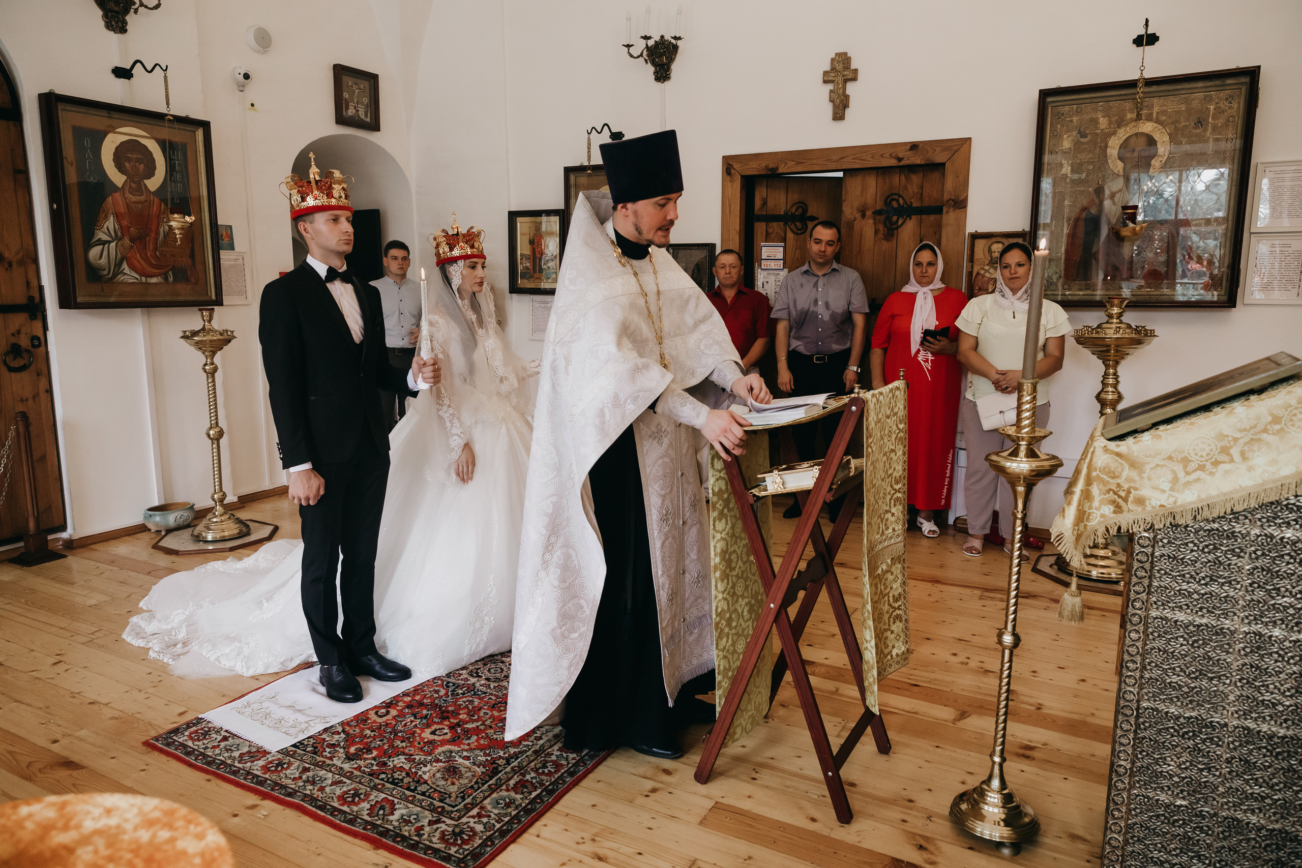 Венчание в Храме Тихвинской Иконы Божией Матери. Свадебный фотограф в Москве Екатерина Гусева