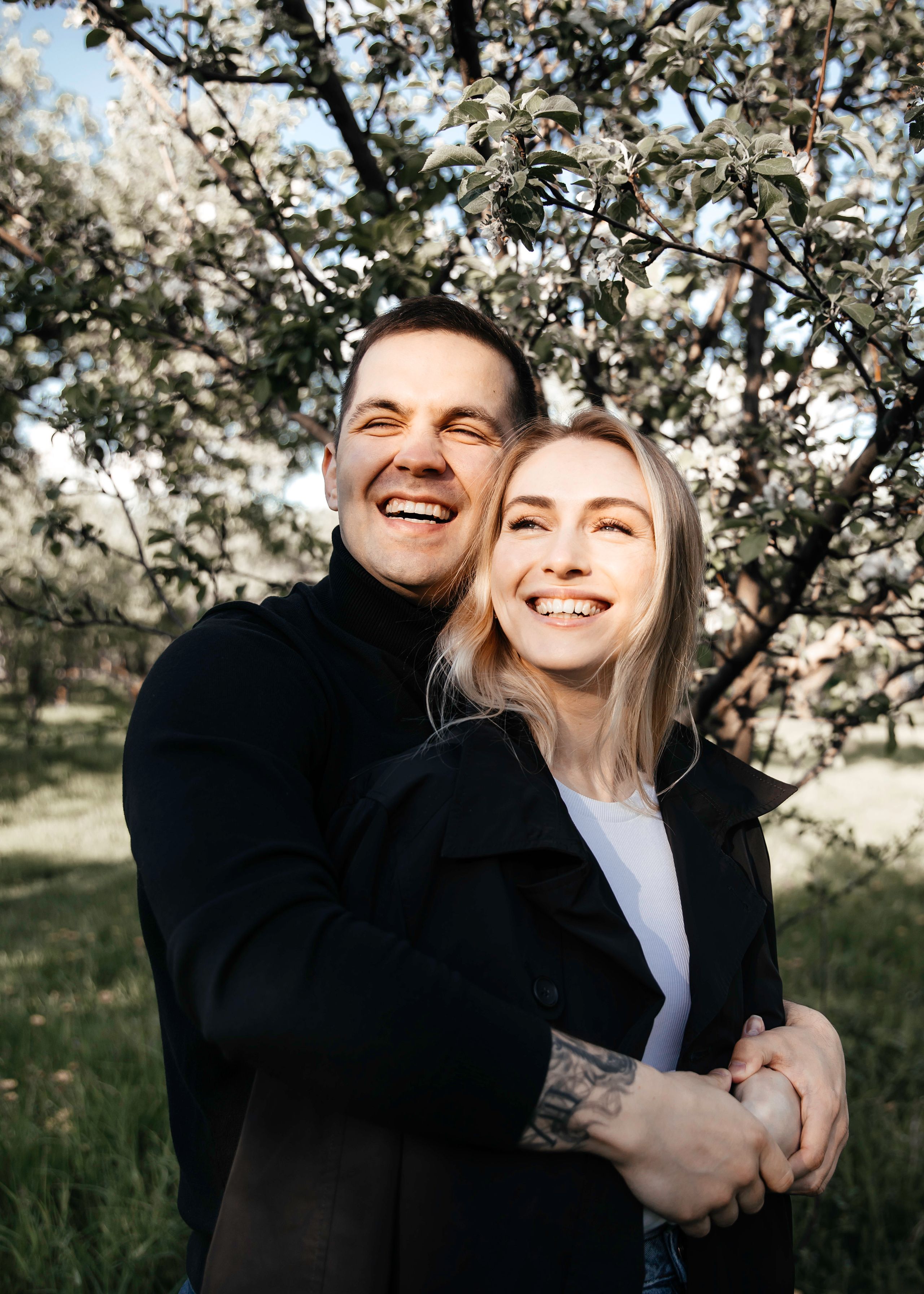 Предсвадебная фотосессия в цветущих яблонях. Свадебный фотограф в Москве Екатерина Гусева