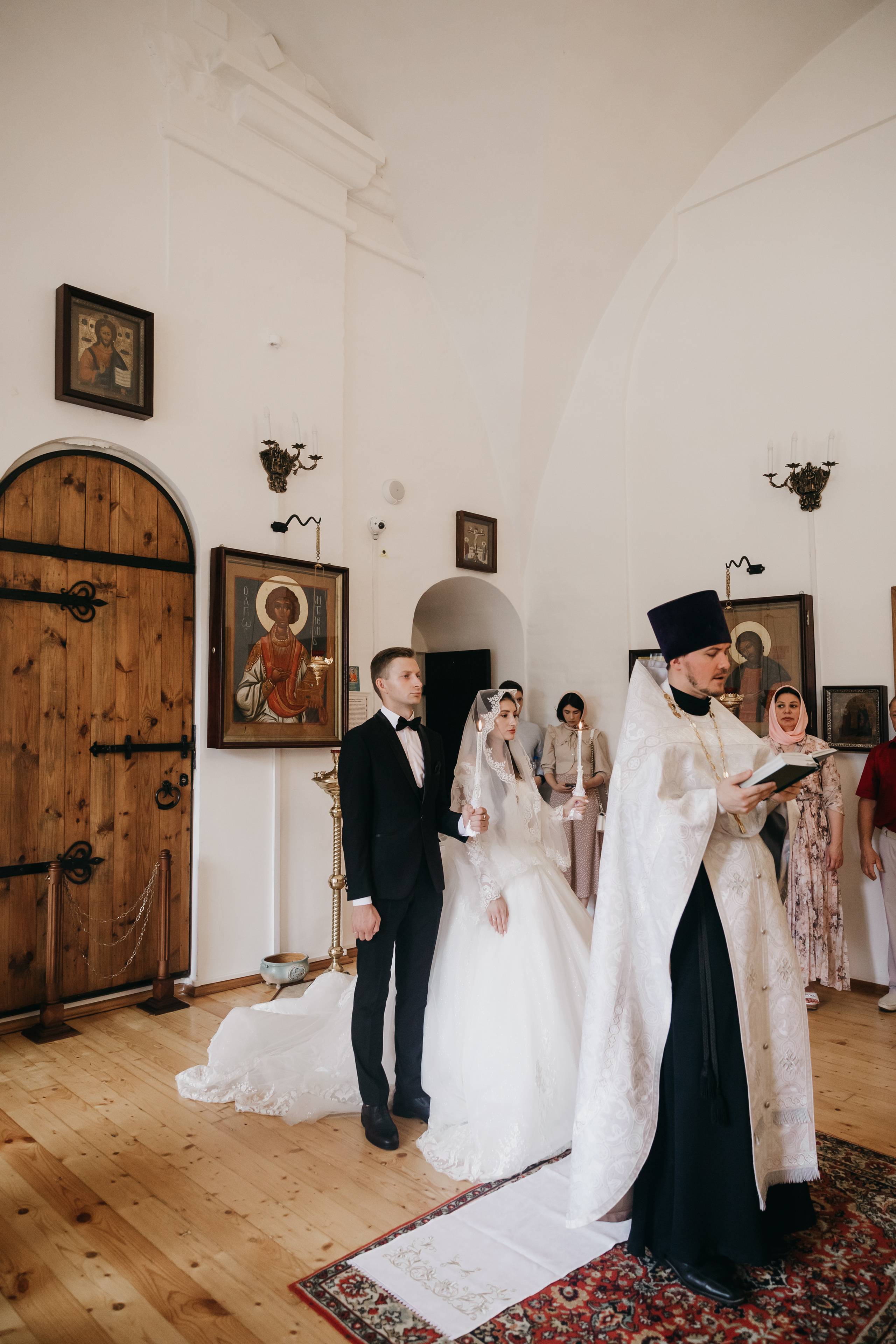 Венчание в Храме Тихвинской Иконы Божией Матери. Свадебный фотограф в Москве Екатерина Гусева