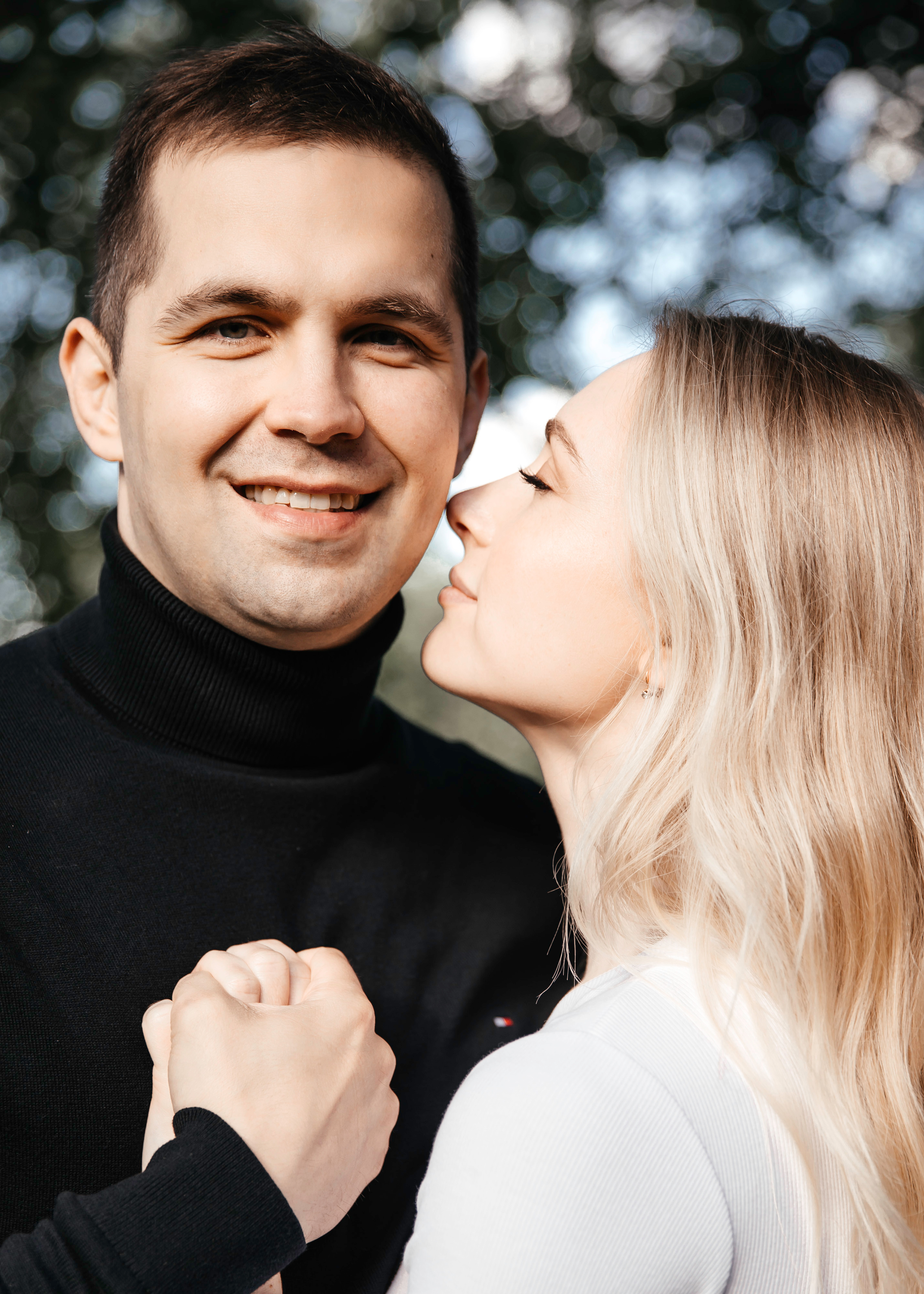 Предсвадебная фотосессия в цветущих яблонях. Свадебный фотограф в Москве Екатерина Гусева